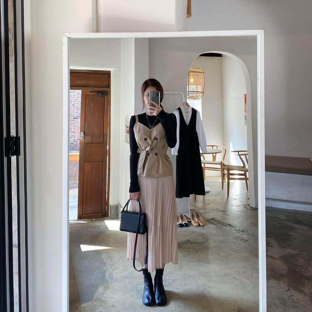 Chuuさんのインスタグラム写真 - (ChuuInstagram)「벨트로 허리라인 잡아주고, 걸을때마다 살랑살랑 흔들리는 스커트🍃✨실제로 보면 더 예쁜  트렌치 플리츠 스커트! 지금 한컷구매에서 10% 할인 된 금액으로 만나보세요!」3月3日 8時31分 - chuu_official