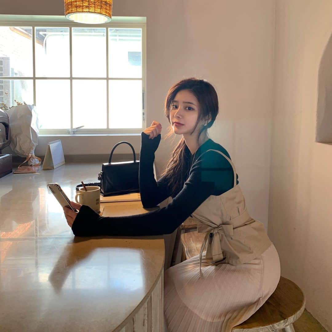 Chuuのインスタグラム：「벨트로 허리라인 잡아주고, 걸을때마다 살랑살랑 흔들리는 스커트🍃✨실제로 보면 더 예쁜  트렌치 플리츠 스커트! 지금 한컷구매에서 10% 할인 된 금액으로 만나보세요!」
