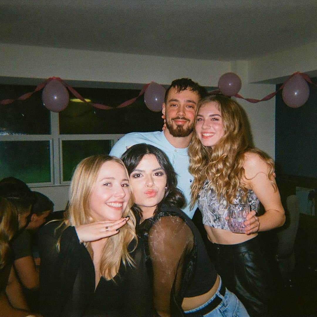 マデリーン・エドワーズのインスタグラム：「Brini & the Bellas... world tour dates coming soon!」