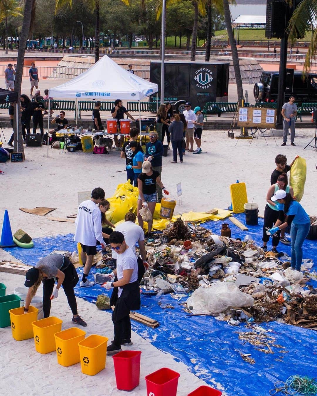 Ultra Music Festivalさんのインスタグラム写真 - (Ultra Music FestivalInstagram)「We’d like to thank the 350 people who supported and showed up to take part in cleaning up the Bayfront Park shoreline yesterday together with @sendit4thesea, @debrisfreeoceans, @cleanthisbeachup and @lifestyle_miami!  Over 1300 lbs of trash 800+ bottles And nearly 2,000 plastic straws  We can’t wait to be back home in Miami with you all in just a few weeks for #Ultra2020!  #MissionHome」3月3日 8時34分 - ultra