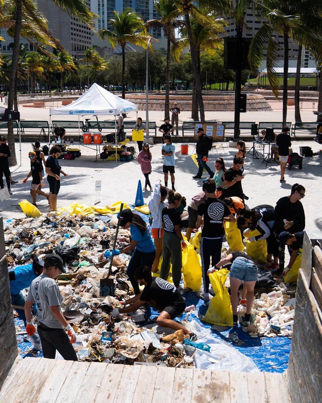 Ultra Music Festivalさんのインスタグラム写真 - (Ultra Music FestivalInstagram)「We’d like to thank the 350 people who supported and showed up to take part in cleaning up the Bayfront Park shoreline yesterday together with @sendit4thesea, @debrisfreeoceans, @cleanthisbeachup and @lifestyle_miami!  Over 1300 lbs of trash 800+ bottles And nearly 2,000 plastic straws  We can’t wait to be back home in Miami with you all in just a few weeks for #Ultra2020!  #MissionHome」3月3日 8時34分 - ultra
