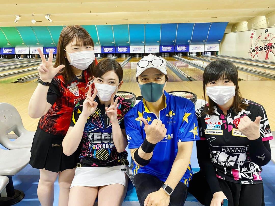 黒田アーサーのインスタグラム：「昨日は東京ポーボウルの花きゃべつリーグでした😉🎳コロナ対策としてマスク着用をしてハンドタッチはエアーで！アルコール消毒剤もセンターに沢山置いてありますよ😉👍もちろん手洗いはこまめにしてね‼️ 💕矢野朋代プロ💕渡辺けあきプ💕チョンヨンヒャンプロと一緒にマスク着用での集合写真です❣️ 笠原さんから新ユニフォームをプレゼントして頂きました❣️BOWL STARユニフォーム 可愛いです💕😍 #東京ポートボウル  #みんなの花きゃべつリーグ  #アンバサダー #黒田アーサー #矢野朋代プロ  #渡辺けあきプロ  #チョンヨンヒャンプロ  #コロナ対策万全  #新ユニフォーム #bowlstar」