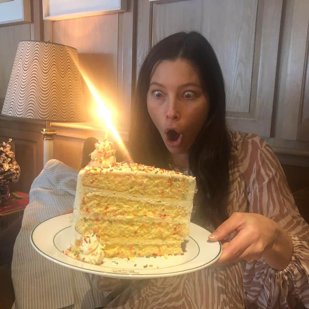 ジェシカ・ビールさんのインスタグラム写真 - (ジェシカ・ビールInstagram)「It’s a cake-bigger-than-my-face kind of (pre-)birthday...」3月3日 3時16分 - jessicabiel