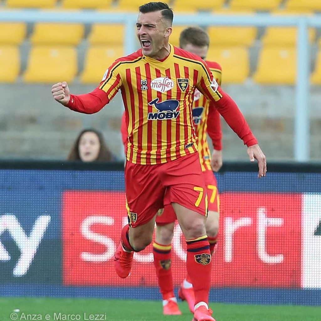 ジュリオ・ドナーティのインスタグラム：「La forza, sia di un uomo che di un gruppo, sta nel rialzarsi dopo una caduta, per il mio primo goal in Serie A avrei voluto senza dubbio un risultato diverso. Con questa determinazione e voglia di di ripagare i nostri tifosi ci rialzeremo tutti insieme, come sempre! 💪🏼🔥 The strength of a man or a group lies in getting up after a fall, for my first goal in Serie A I was hoping for a different result. With this determination and desire to repay our fans we will get up all together, as always! ⚽️❤️💛 #forzalecce #seriea #football #tuttiinsieme #nikefootball #avantilecce」