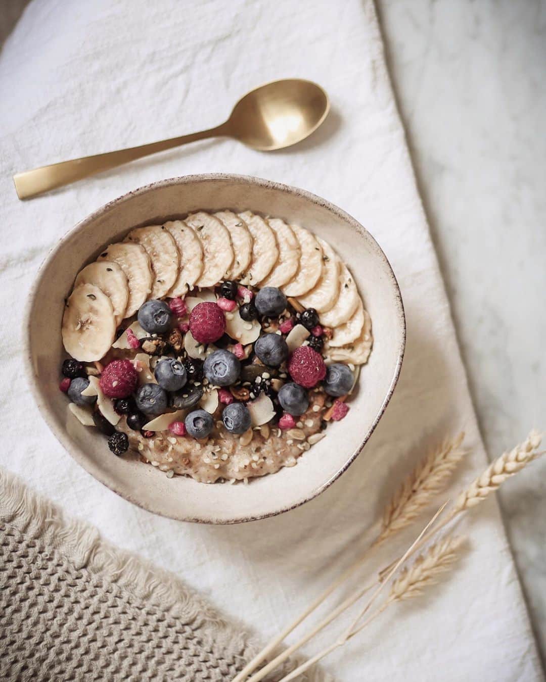 Anna Nyströmのインスタグラム：「My favourite breakfast - Creamy oatmeal with banana & berries 😍🍓 Here is the recipe ♥⁣⁣⁣ ⁣⁣⁣ Oatmeal: ⁣⁣⁣ • 1/3 cup organic oats ⁣⁣⁣ • 1/3 cup water ⁣⁣⁣ • 1/3 cup oat milk (or almond milk)⁣⁣⁣ • 1/2 banana⁣⁣⁣ • 1-2 dates⁣⁣⁣ • A pinch of salt⁣⁣⁣ • A pinch of cinnamon ⁣⁣⁣ • A pinch of natural vanilla ⁣⁣⁣ ⁣⁣⁣ Toppings:⁣⁣⁣ • Blueberries, raspberries & banana⁣⁣⁣ • Pumpkin seeds, hemp seeds, sunflower seeds & coconut flakes ⁣⁣⁣ • Oat milk ⁣⁣⁣ ⁣⁣⁣ Add oats, water and oatmilk into a pot then turn heat to medium. Take 1/2 of the banana and mash it with the dates. Add it with the rest for an extra creamy and sweet flavor. ⁣⁣⁣ ⁣⁣⁣ Cook until oats begin to bubble then stir until oats are cooked and creamy, about 4 minutes.  Stir in the cinnamon, salt and vanilla. ⁣⁣⁣ ⁣⁣⁣ Pour into a bowl and top with remaining banana, berries and any other favorite toppings! Served with oat milk 🥛 ⁣⁣⁣ ⁣⁣⁣ Enjoy 💗⁣⁣⁣」
