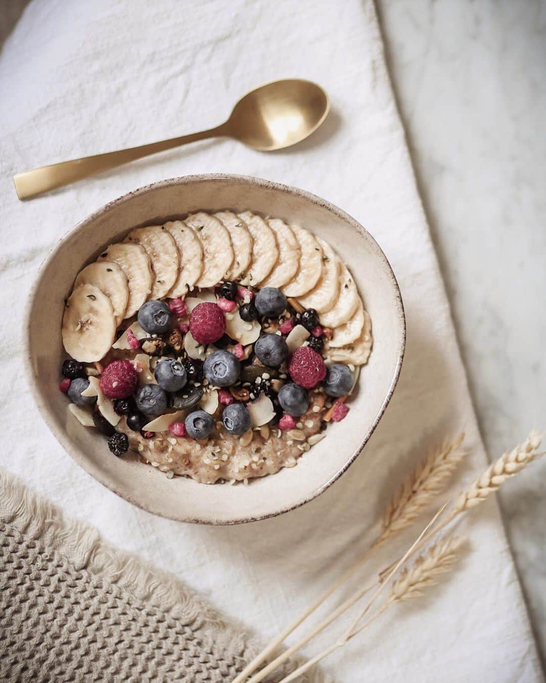 Anna Nyströmさんのインスタグラム写真 - (Anna NyströmInstagram)「My favourite breakfast - Creamy oatmeal with banana & berries 😍🍓 Here is the recipe ♥⁣⁣⁣ ⁣⁣⁣ Oatmeal: ⁣⁣⁣ • 1/3 cup organic oats ⁣⁣⁣ • 1/3 cup water ⁣⁣⁣ • 1/3 cup oat milk (or almond milk)⁣⁣⁣ • 1/2 banana⁣⁣⁣ • 1-2 dates⁣⁣⁣ • A pinch of salt⁣⁣⁣ • A pinch of cinnamon ⁣⁣⁣ • A pinch of natural vanilla ⁣⁣⁣ ⁣⁣⁣ Toppings:⁣⁣⁣ • Blueberries, raspberries & banana⁣⁣⁣ • Pumpkin seeds, hemp seeds, sunflower seeds & coconut flakes ⁣⁣⁣ • Oat milk ⁣⁣⁣ ⁣⁣⁣ Add oats, water and oatmilk into a pot then turn heat to medium. Take 1/2 of the banana and mash it with the dates. Add it with the rest for an extra creamy and sweet flavor. ⁣⁣⁣ ⁣⁣⁣ Cook until oats begin to bubble then stir until oats are cooked and creamy, about 4 minutes.  Stir in the cinnamon, salt and vanilla. ⁣⁣⁣ ⁣⁣⁣ Pour into a bowl and top with remaining banana, berries and any other favorite toppings! Served with oat milk 🥛 ⁣⁣⁣ ⁣⁣⁣ Enjoy 💗⁣⁣⁣」3月3日 4時52分 - annanystrom