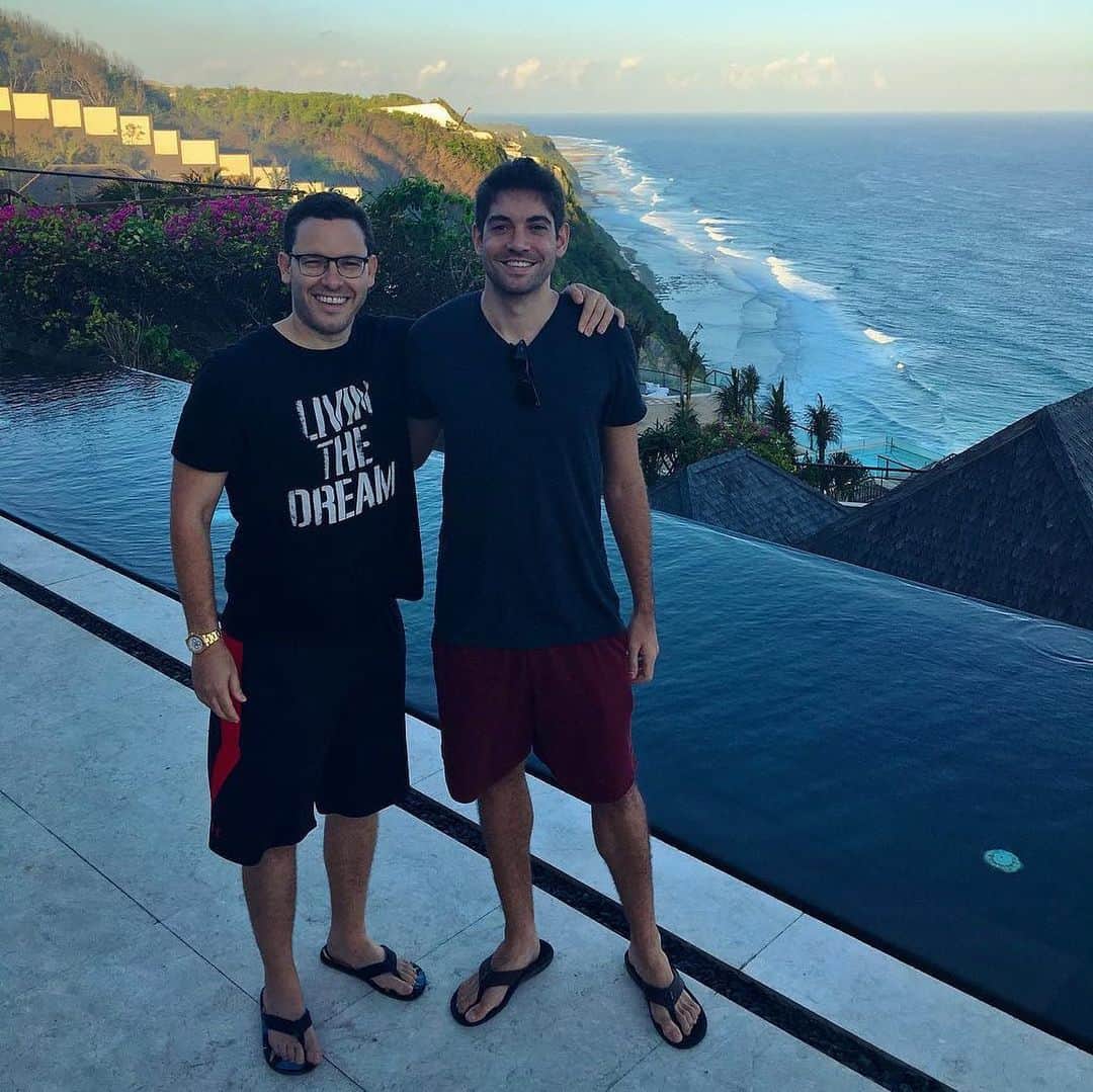 ティモシー・サイクスのインスタグラム：「Today is a VERY proud day for me because my top student @timgrittani just passed $10 million in profits after starting with just $1,500 of his own money less than a decade ago! I know it sounds impossible, but it’s real and this is why we show EVERY trade publicly so anyone can see EXACTLY how we achieve these seemingly impossible stock market returns. For those keeping track, he’s now made double the profits I’ve made in half the time and along the way we’ve been featured on FOX and CNN, he got married to the incredible @donnagrittani they had a baby and we’ve taken some badass trips together to The British Virgin Islands, Italy and Bali, where, thanks to the great work of @balichildrensproject we even built The Tim Grittani School! Perhaps most importantly, despite his success, he’s remained so humble, hardworking and giving (he helps mentor my other Trading Challenge students now too, he’s got a Q&A webinar at 6pm EST tonight!) all throughout his journey and he’s completely self-sufficient as I was just his training wheels in the beginning. In total, I now have 6 millionaire students, with dozens of other students in the six-figure club getting closer to seven-figures, but Tim Grittani has really taken my strategy/patterns to new heights that I could only dream of when I first began teaching 12 years ago. And in case you didn’t know, I’ve been called every name in the book by people who don’t think that penny stock trading is a.) an actual/realistic investment strategy and b.) teachable to others. Tim Grittani’s success, and the success of my other students, lay that question to rest as none of our profits have been made from any one big trade, but thousands and thousands of small trading profits added up, along with many small losses too since none of us win 100% of the time, all from patterns that work more times than not in both bull and bear markets. So, let anyone who doubts me or Tim Grittani ignore my now 6,300+ premium video lessons and my 1,200+ FREE Youtube videos, but for anyone who wants to earn $10 million, realize it won’t be easy and it takes time, but with enough hard work/dedication, it can happen and I’m SO glad its happened to Tim Grittani!」