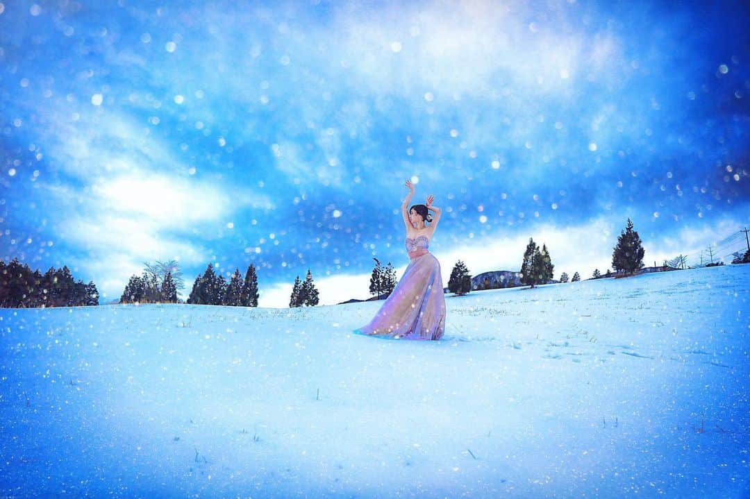 のインスタグラム：「❄️雪の女王❄️ 一面の銀世界✨﻿ リアルアナ雪ですね〜〜♪( ´θ｀)ノ﻿ ポーズカッチョい〜〜(*^◯^*)﻿ ﻿ ༚┈❁┈༚༝༝༚┈❁┈༚༝༝༚┈❁┈༚༝༝༚┈❁┈ ༚༝༝༚┈❁┈﻿ ﻿ 誰でも物語の主人公になれる﻿ ﻿ をキャッチコピーにドラマや映画﻿ 物語のワンシーンの様なDramaticStoryPhot﻿ と言う名前で活動作品作りをしています。﻿ ﻿ 大好評のドラマティックフォトのご依頼は﻿ このクオリティーで30000円〜(ほぼ諸経費)﻿ で受け賜わっています)^o^( ﻿ ﻿ 素敵な作品を一緒に作りたい！﻿ コラボレーションしたい 美容師・メイクアップアーティストさん ・服飾デザイナーさんクリエイターさんも随時募集中です✨﻿ ﻿ お姫様になりたい👸物語の主人公になってみませんか^ ^⁉︎﻿ ﻿ たった一枚の写真で人生が変わる‼️﻿ ﻿ ✨作品作り体験モデルに興味がある方 ドラマティックフォト依頼 撮影依頼 体験モデル募集①お名前②地域③年齢④身長⑤LINE ID⑥応募理由やお問い合わせ内容⑦最近の髪型スタイルの分かる写真をDM下さい✨📩﻿ ﻿ モデル宣材撮影 コンポジ Book作り プロフィール撮影 ブライダルフォト記念撮影 衣装レンタル 成人式 着物 ドレスロケーションフォト スチール サロンモデル撮影 写真集等撮影のご依頼何でもお気軽にお問い合わせDM下さい✨📩 ﻿ ﻿ ༚┈❁┈༚༝༝༚┈❁┈༚༝༝༚┈❁┈༚༝༝༚┈❁┈ ༚༝༝༚┈❁┈ ﻿ ﻿ 【掲載モデル個撮紹介】﻿ ﻿ 掲載モデルを撮ってみたいと思った事はありませんか^ ^⁉️﻿ ﻿ 掲載モデルさんをAilinQにてご紹介出来るようになりました❣️﻿ ﻿ 個撮紹介﻿ @ailinq_studio ﻿ ✅ポートレート撮影をやってみたいけどモデルモデルが見つからない。﻿ ✅モデルと一対一でポートレート撮影したい。﻿ ✅撮影会だと撮りたい構図の写真が撮れない。﻿ ✅モデル2人でツイン撮影したい。﻿ ✅友達のカメラマンと一緒にモデルを撮りたい。﻿ ✅モデルとメイクさんを呼んで作品作りをしたい。﻿ ✅スタジオで個撮したい。﻿ ✅海や山で撮影したい。﻿ ✅水着撮影したい。﻿ ✅仕事帰りに撮影したい。﻿ ✅夜景やネオンで撮りたい。﻿ ✅フォトコンにチャレンジしたい。﻿ ✅美容院スタイリストの作品作りコンテストモデル探しや撮影をしたい。カメラマンも探している。﻿ ✅プロのフォトグラファーを 目指している。﻿ ✅プロのカメラマンと同行してもらって勉強したい。﻿ ✅自分の都合の良い日や時間に合わせて撮影がしたい。﻿ ﻿ ༚┈❁┈༚༝༝༚┈❁┈༚༝༝༚┈❁┈༚༝༝༚┈❁┈ ༚༝༝༚┈❁┈﻿ ﻿ 【掲載モデルの個人撮影依頼】﻿ ﻿ お問い合わせは以下の内容を記入しDM 📩﻿ 又はLINE下さい ID510661(舘林佳史)﻿ ﻿ お取り次ぎ致します❣️﻿ ﻿ 件名《個撮モデルお問い合わせ》﻿ ⚫︎氏名:﻿ ⚫︎年齢:﻿ ⚫︎連絡先:﻿ ⚫︎メールアドレス:﻿ ⚫︎カメラ歴: 年﻿ ⚫︎希望モデル名:﻿ ⚫︎希望日:﻿ ⚫︎希望時間:﻿ ⚫︎希望集合場所:  駅や施設名﻿ ⚫︎希望撮影地: 湘南  鎌倉 横浜 ○○公園 等﻿ ⚫︎移動手段: 徒歩  車﻿ ⚫︎希望衣装: ドレス・ロングスカート・ミニスカート・ワンピース・普段着・カジュアル・ショーパン・お任せ・着物・その他﻿ ⚫︎衣装(モデルさんに持って来て欲しい・自分で用意したい)﻿ ﻿ ﻿ ༚┈❁┈༚༝༝༚┈❁┈༚༝༝༚┈❁┈༚༝༝༚┈❁┈ ༚༝༝༚┈❁┈ ◆撮影料金﻿ ﻿ 基本撮影時間:3時間(休憩時間移動込み)﻿ 15000円﻿ ⚫︎延長:1時間ごとに5000円﻿ ﻿ ༚┈❁┈༚༝༝༚┈❁┈༚༝༝༚┈❁┈༚༝༝༚┈❁┈ ༚༝༝༚┈❁┈ . ．﻿ #雪国﻿ #アナ雪﻿ #ドレス﻿ #雪﻿ #雪の女王﻿ #富士山﻿ #妖精﻿ #天使﻿ #インスタ映えスポット #観光#プリンセス#ドラマティックストーリーフォト#インスタ映え#作品作り #撮影依頼#シューティング#撮影依頼募集中 #ファインダー越しの私の世界 #写真を撮るのが好きな人と繋がりたい  #ストロビスト#ポートレート#ポートレートモデル#モデル募集#被写体#ロケーションフォト#カメラマン#フォトグラファー#東京カメラ﻿」