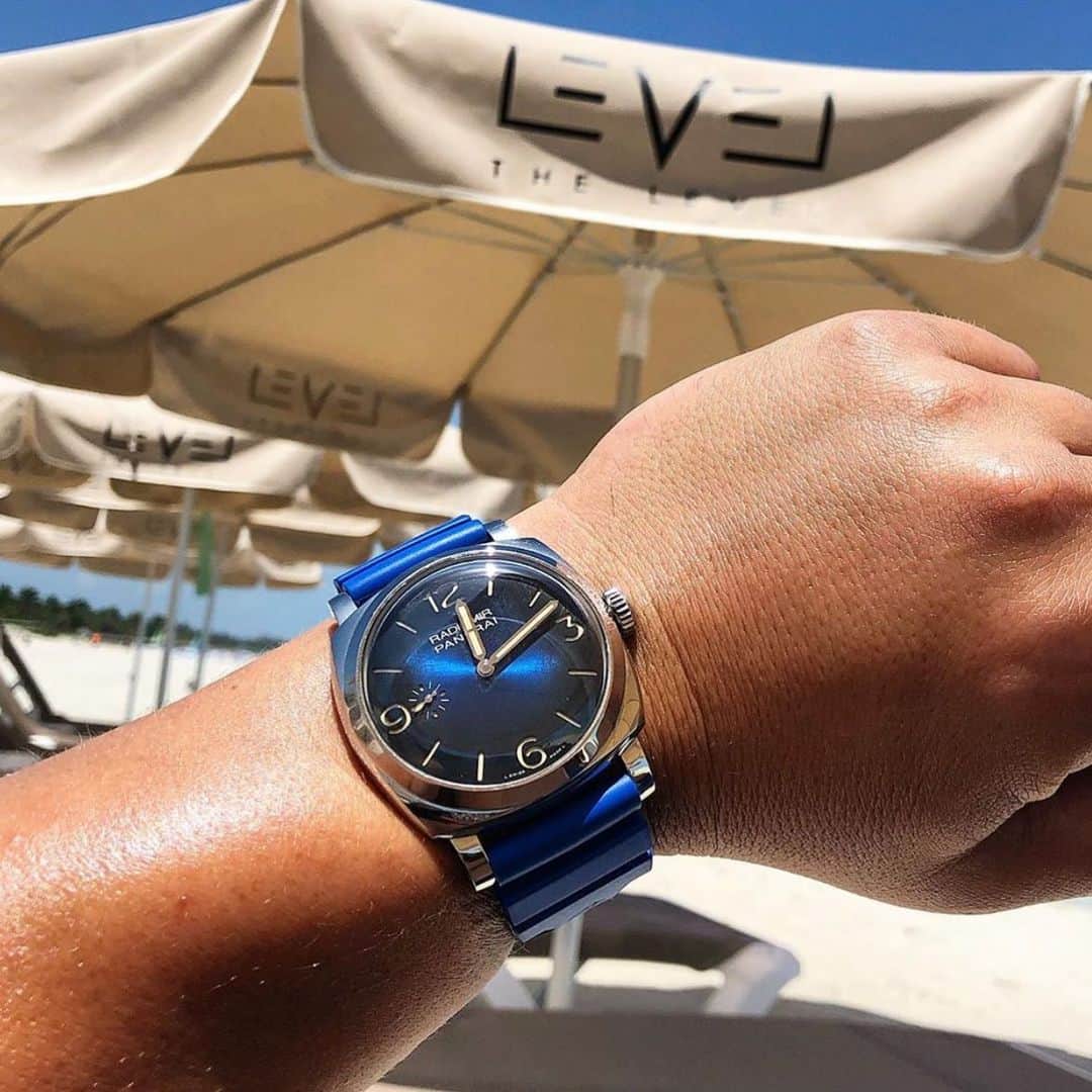 パネライのインスタグラム：「Can’t go wrong with a #Panerai blue dial like the one here on the #Panerai #PAM932 1940’s. Pic by good friend @watchlifeus #paneraicentral」