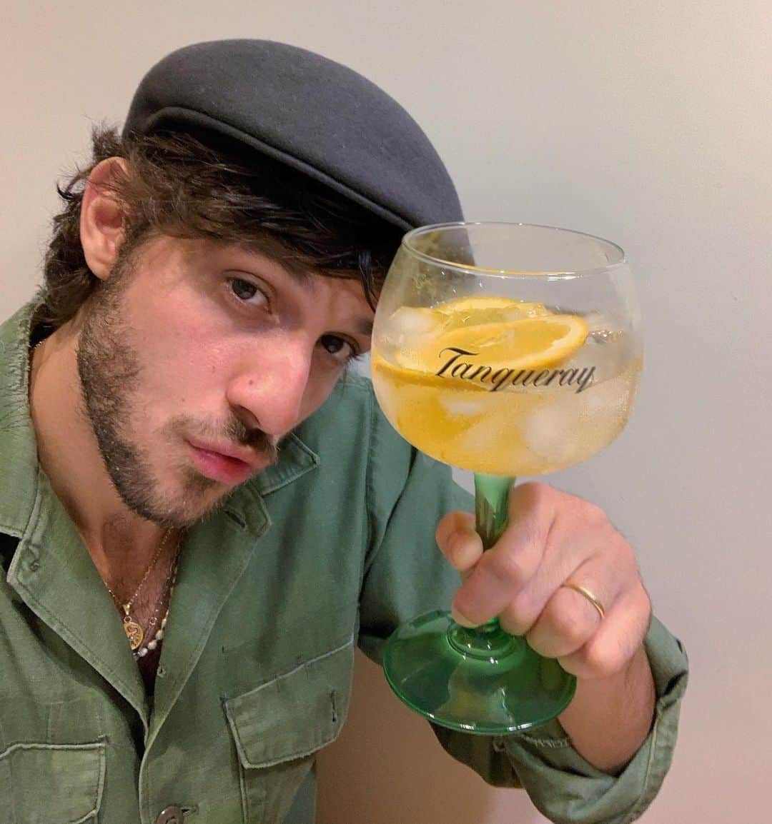 Chay Suedeのインスタグラム：「Um gin diferente pode fazer com que o gin tônica de sempre ganhe um sabor especial.  Como não troco @tanqueraybr por nada, experimentei outra versão do gin, o Tanqueray Sevilla, ele tem o equilíbrio perfeito dos botânicos de Tanqueray com um toque de laranja de Sevilla. Combinei o meu com tônica, gelo e laranja, ficou uma delícia :)) #publi #tanquerayinconfundível Aprecie com moderação. Não compartilhe com menores de 18 anos.」