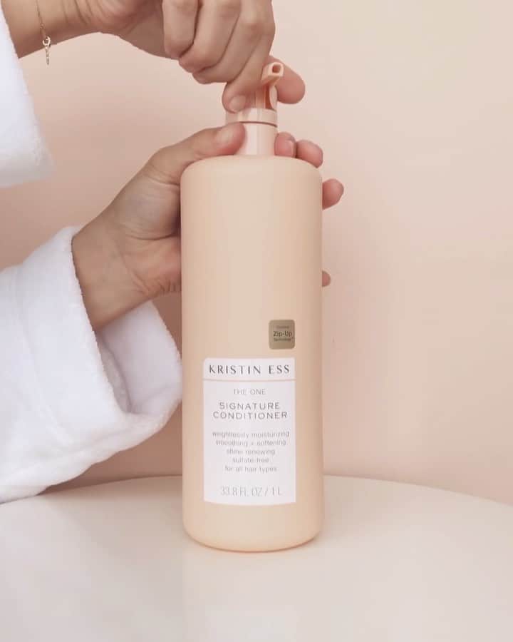 Kristin Essのインスタグラム：「Like magic ✨🎩🐰✨ If anyone has an issue getting your pump to pop up on your new liter size bottles, here’s the trick! You just need to tighten base of the lid before you spin the pump! 🖤」