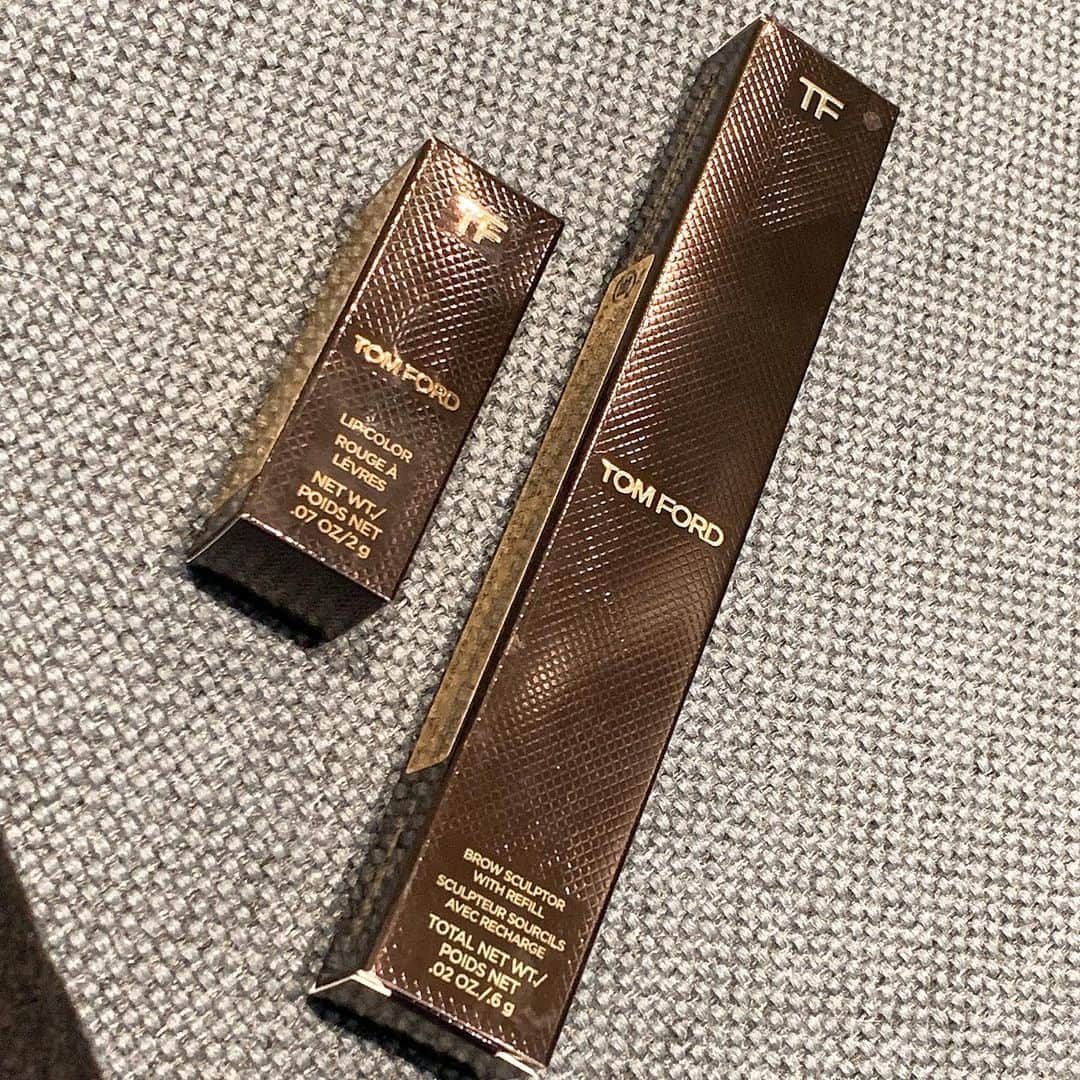 新村あかりのインスタグラム：「人生初のTOM FORDのコスメ買ったよ〜こんな高いアイブロウペンシル買ったの初めてw めっちゃ描きやすいヤバイ💕🏴‍☠️ リップもかわゆ💕  #tomford」