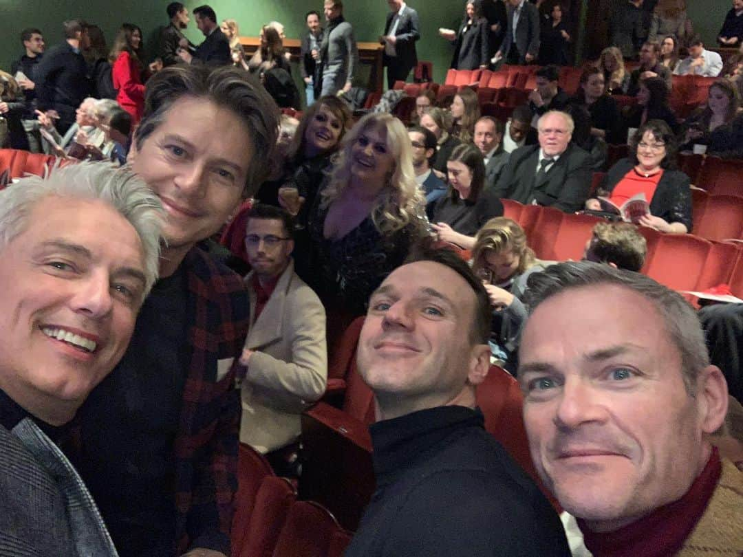 ジョン・バロウマンさんのインスタグラム写真 - (ジョン・バロウマンInstagram)「Night out with the boys act 1 of @prettywomanmusicaluk  1st night is just wonderful.. #joy #delightful #fabulous  Check out @msjodieprenger beautiful #photobombing jb @gavinhbarker @stuartmacdon @scottmale」3月3日 5時37分 - johnscotbarrowman