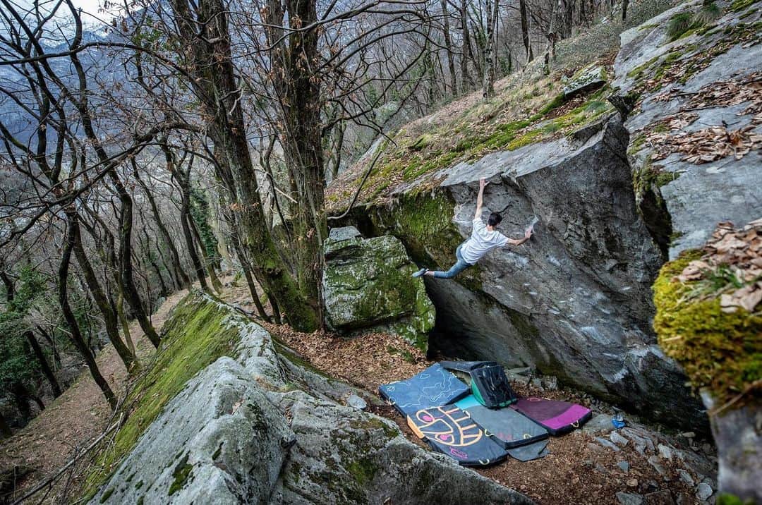 ポール・ロビンソンのインスタグラム：「Made the most of the days before the storm came and made the 2nd ascent of the ⭐️ ⭐️⭐️⭐️⭐️ new @bock.markus line, “Murder One,” up in Cevio. Getting amped for the sunny days ahead! #bouldering photo: @jeremy_fullerton」