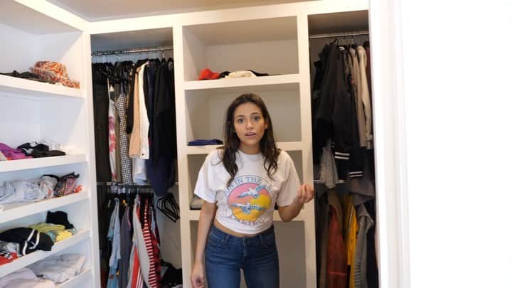 ベサニー・モータのインスタグラム：「this week i clean out my SCARY closet.. & also buy MORE CLOTHES! link in bio 😉👗👚✌🏻 shout out to the best bf/helper @dtrix」