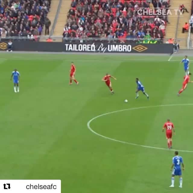 ディディエ・ドログバのインスタグラム：「Last Goal of my Wembley career, the little steps to get away from the defender, the connection and the timing of the assist from @franklampard was just 🔥🔥🔥🔥 Funny how this last goal is a repetition of my first Wembley goal in the @interactive_facup against @manchesterunited where @mikel_john_obi and @franklampard were the last guys to touch the ball before assisting me @chelseafc  #facupfinal 🥇🥇🥇🥇 Repost @chelseafc with @get_repost ・・・ Some #CHELIV FA Cup heroics from @DidierDrogba! 👑 #CFC #Chelsea」