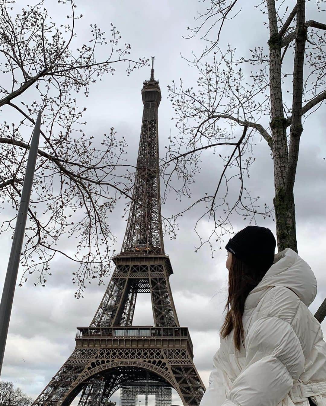 ソンシンさんのインスタグラム写真 - (ソンシンInstagram)「비와서 맨날 나갈까말까 고민하지만 일단 나오면 기분좋네 😘 #paris #effeltower」3月3日 6時29分 - sungshin_p