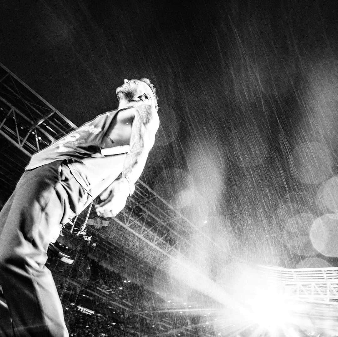 アダム・レヴィーンさんのインスタグラム写真 - (アダム・レヴィーンInstagram)「LET IT RAIN!!!! SÃO PAULO!!!!! The fucking BEST. Maybe the best show we have ever had. Thank you isn’t enough. You truly blew us away. ❤️❤️❤️ 👽👽👽」3月3日 6時40分 - adamlevine