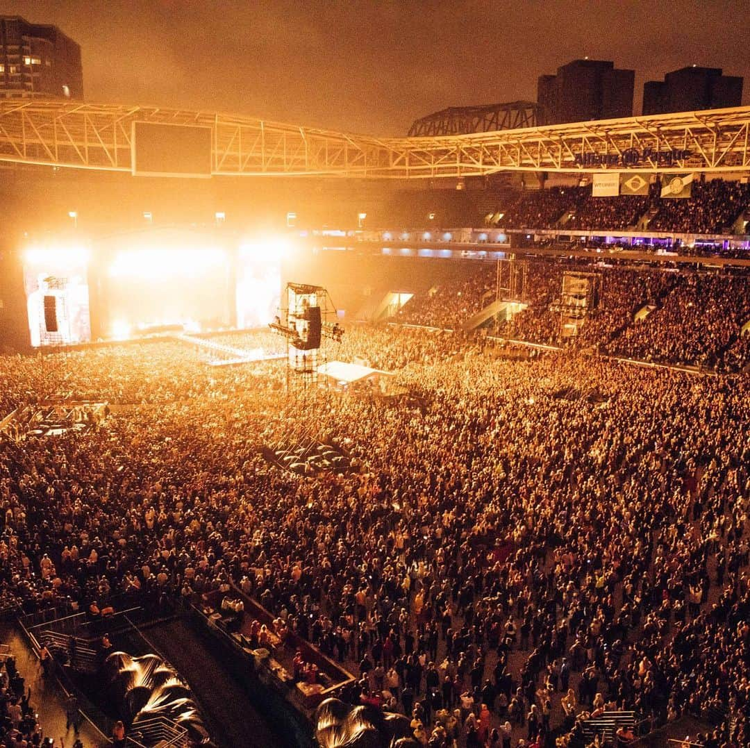 アダム・レヴィーンさんのインスタグラム写真 - (アダム・レヴィーンInstagram)「LET IT RAIN!!!! SÃO PAULO!!!!! The fucking BEST. Maybe the best show we have ever had. Thank you isn’t enough. You truly blew us away. ❤️❤️❤️ 👽👽👽」3月3日 6時40分 - adamlevine