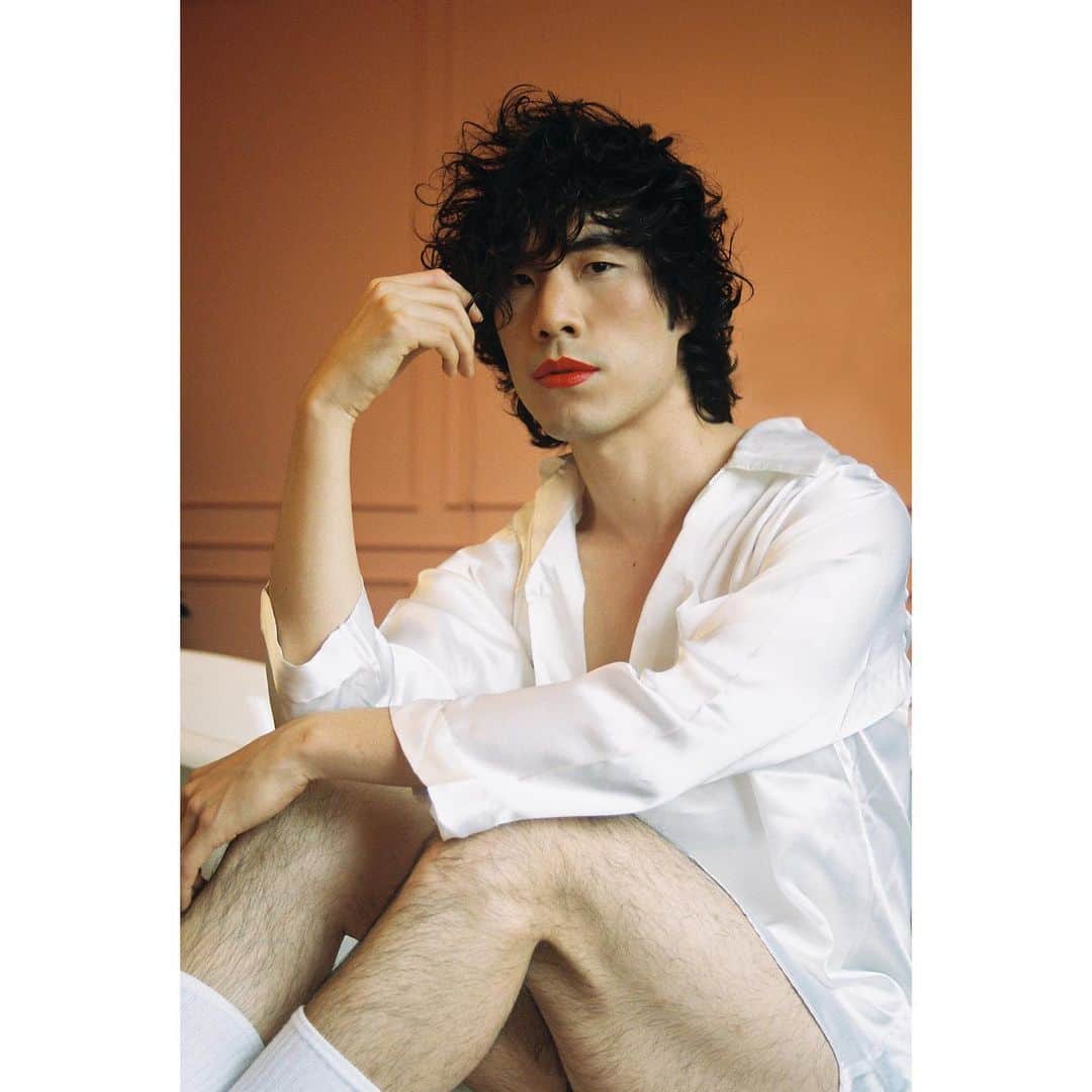 ユージン・リー・ヤンのインスタグラム：「Jr Hi Mag  The Men’s Issue ft. @tryguys  Junior High @juniorhighla  MEL Magazine @wearemel  Photographer @fei_bian  Styling @silkenweinberg」