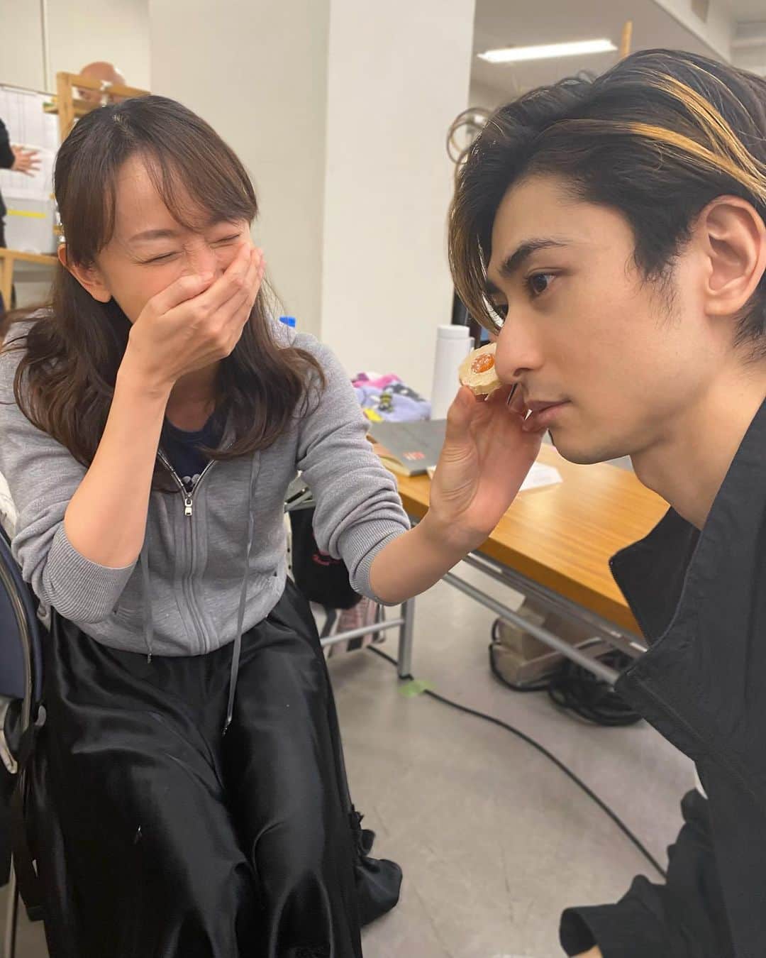 古川雄大さんのインスタグラム写真 - (古川雄大Instagram)「花さんからおいしいクッキーを頂いたので激突してみました。 #激突シリーズ」3月3日 17時46分 - yuta_furukawa_official