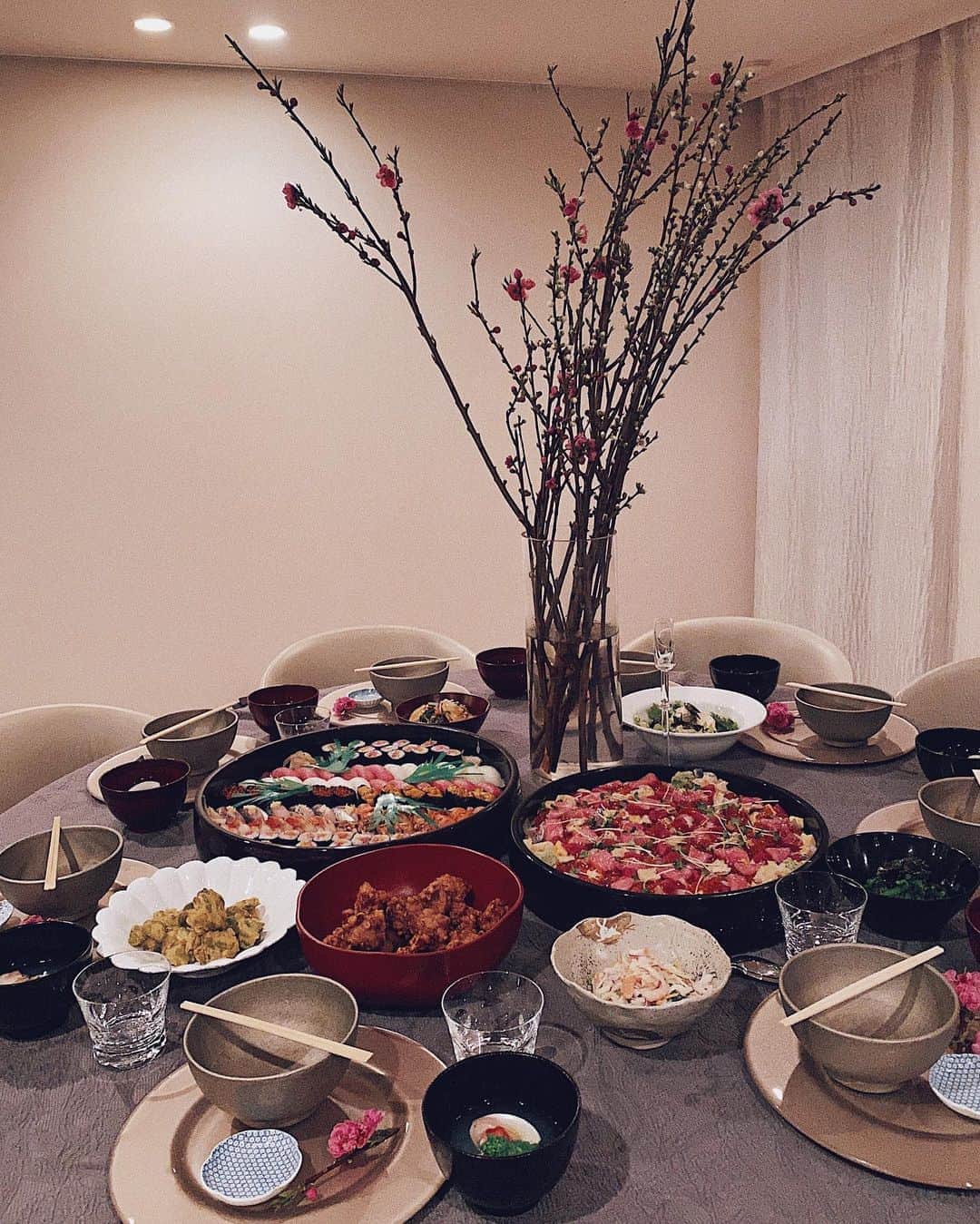 のインスタグラム：「桃の節句のお祝い🎎🌸 素敵な友人宅で持ち寄りパーティー💗　写真最後の可愛いお誕生日ケーキを撮っている横で、苺に手を伸ばす食いしん坊🙄🍓 #3月3日 #雛祭り #桃の節句 #girlsfestival #tokyo」