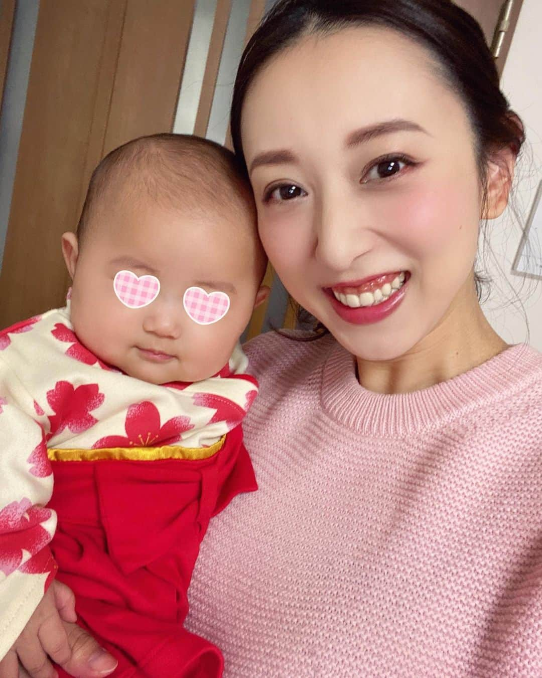 中西麻里衣さんのインスタグラム写真 - (中西麻里衣Instagram)「娘。初節句🌸 息子たちの初節句の時はいつもの私服で写真撮ったのに…娘にだけ買ってしまった。。 次男の小学校の入学式に着るお洋服も娘用を買おうかと悩み中。。。女の子あるあるですかね😂 #祝#初節句#桃の節句#桜餅#女の子あるあるかな#😂#すくすくおおきくなーれ #女の子まま#3児ママ#産後の抜け毛問題#髪型難民」3月3日 16時16分 - 87marii