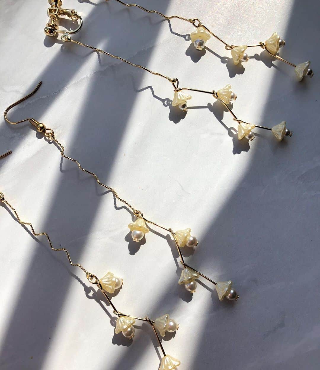 waco⭐️CHACOのインスタグラム：「𓇹new item 𓇹  小さなフラワーパーツやパールを使って可愛らしいアクセサリーたちがたくさんできました❣️ ジグザグのラインに小さなお花がついたシリーズはとってもお気に入りです。  CHACO ONLINE SHOP 3/3 TUE 21:00〜」