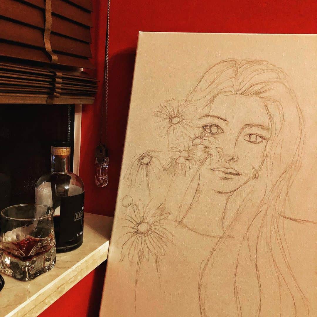 NiyaBeriiのインスタグラム：「🌼🎨🍷」