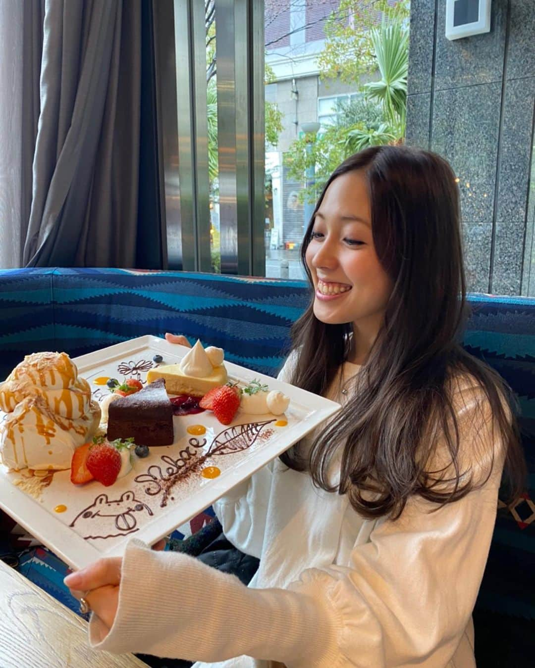 星野芽生のインスタグラム：「お誕生日でした🎂  たくさんの人が 集まってくれて おめでとうって言ってもらえて それだけでもう 幸せな時間でした💐  ありがとうございます☺️ #サプライズプレート  #嬉しいね」