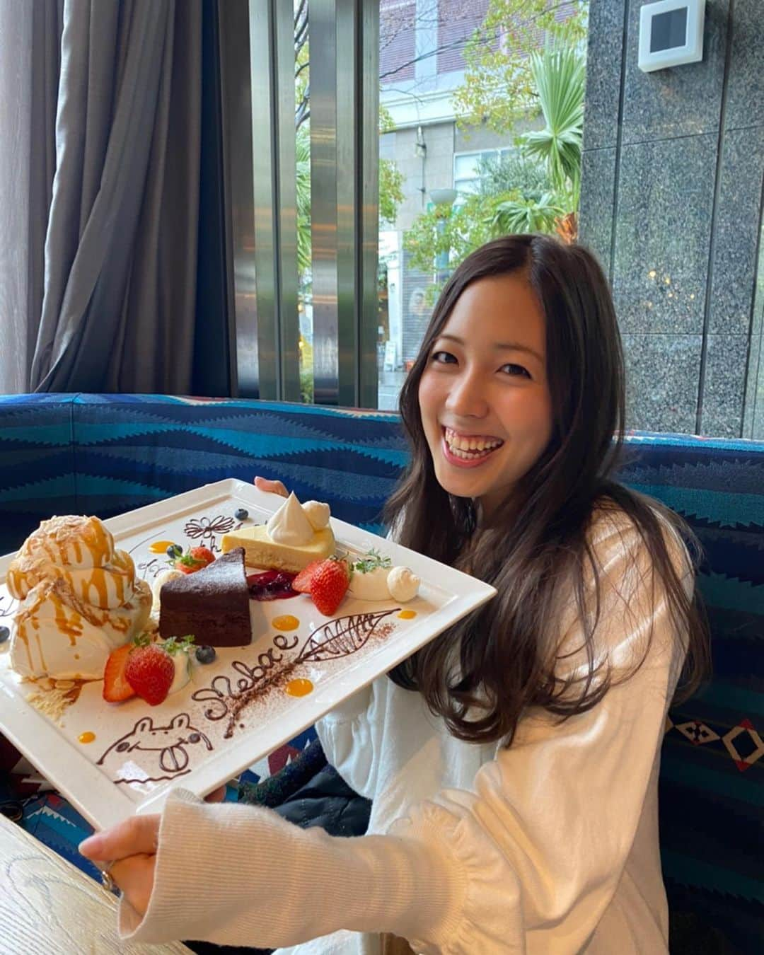 星野芽生さんのインスタグラム写真 - (星野芽生Instagram)「お誕生日でした🎂  たくさんの人が 集まってくれて おめでとうって言ってもらえて それだけでもう 幸せな時間でした💐  ありがとうございます☺️ #サプライズプレート  #嬉しいね」3月3日 16時32分 - mebae_hoshino