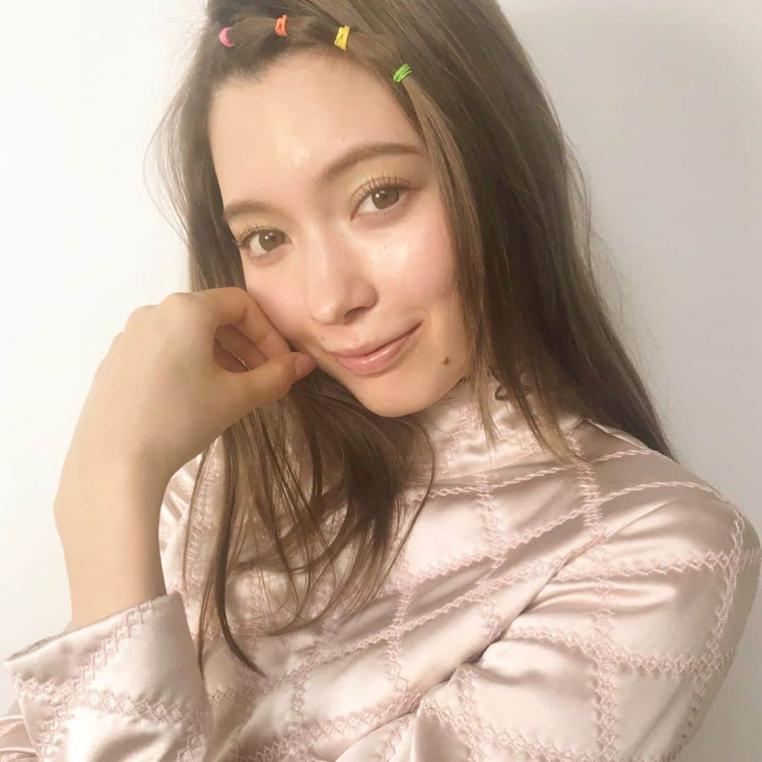 ViViさんのインスタグラム写真 - (ViViInstagram)「ViVi4月号 『New透けアリサ&オトナ愛花 春の別人メイク』からかわいすぎるアリサの オフショットです😘😘 1枚目は @celvoke.jp のグリーンアイシャドウを 使ったメイクで、2枚目は @lauramercier の ベージュハイライトを主役にしたメイク💚💛 透け感溢れるおしゃれ顔メイク、真似したい🤤💕💕 みんなはどっちのメイクが好きですか？ 後日、インスタでハウツーを ご紹介しちゃうかも…😘 #vivi #vivi4月号 #viviビューティ #viviモデルは世界イチ可愛い #viviモデル #八木アリサ #八木alissa #八木arisa #春メイク #春新作コスメ #新作 #新作コスメ #春コスメ #コスメ部 #グリーンアイシャドウ #アイシャドウ #celvoke #セルヴォーク #インフィニトリーカラー#インフィニトリーカラーex09 #ハイライトメイク #ハイライトパウダー #lauramercier #ローラメルシエ #フェイスイルミネーター #透明感メイク #透明感女子 #透明感肌 #ツヤ肌ファンデ #ツヤ肌メイク」3月3日 16時48分 - vivi_mag_official