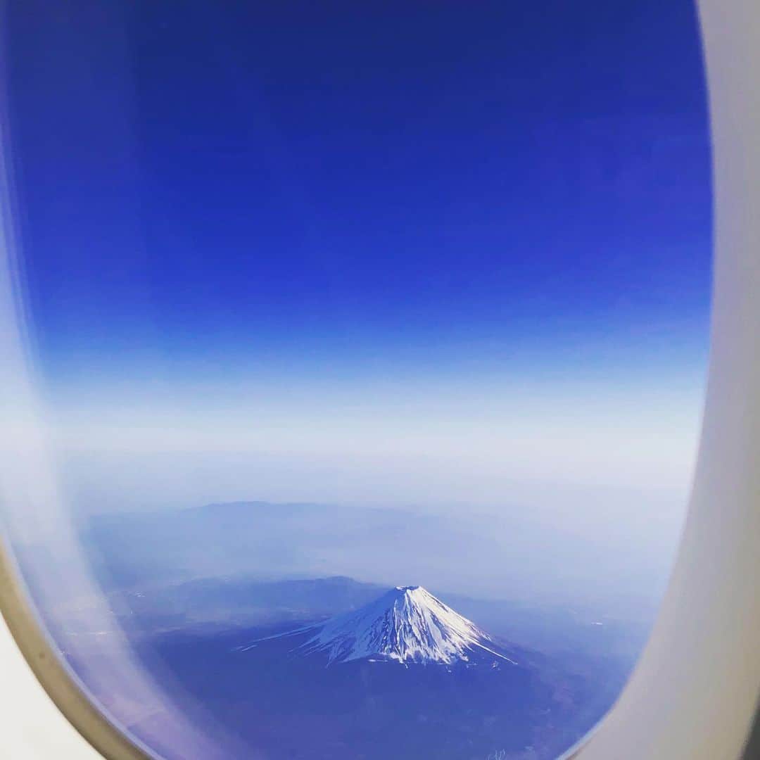 藤田朋子さんのインスタグラム写真 - (藤田朋子Instagram)「富士山🗻 私は好き いつまでも見てられる 美しい ね。富士山。  #窓から #富士山 #特別な山 #美しい #jal #mtfuji #fromwindow #aircraft」3月3日 16時49分 - chiendormant