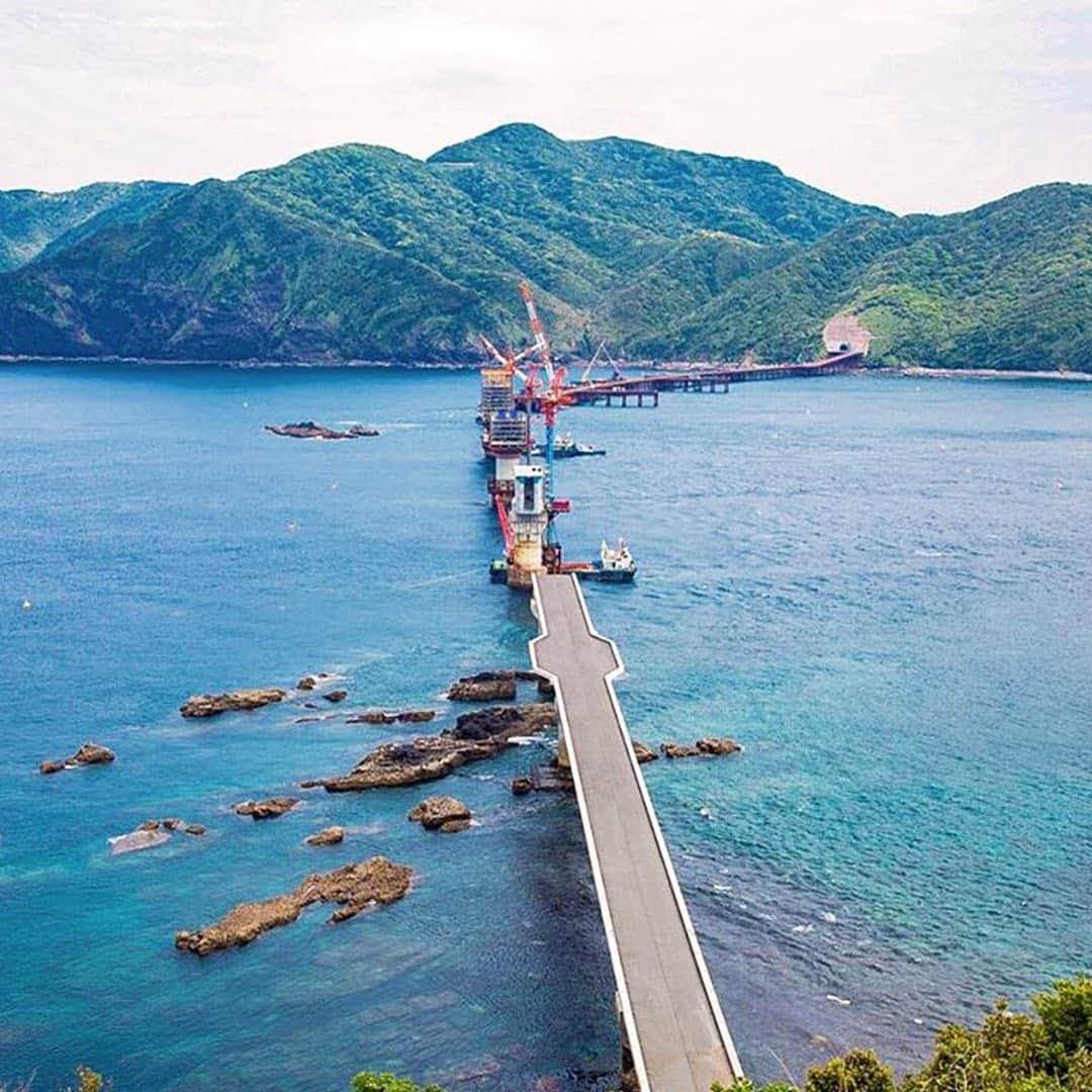 ジェットスター航空さんのインスタグラム写真 - (ジェットスター航空Instagram)「#鹿児島 には離島がたくさん🌴 #甑島 で建設中の #藺牟田瀬戸架橋🌉　完成すれば甑島列島がひとつに繋がります。 ジェットスター「#e旅ブック」第14弾の鹿児島編をお届け中✈️ ・ 鹿児島へは ✈️東京(成田)から片道¥5,790〜 ✈️名古屋(中部)から片道¥3,580〜 ジェットスターなら、成田発の国内線路線数も中部発の路線数もLCC No.1‼️ ・ #ジェットスター　#jetstar_japan　#jetstar #etabibook　#e旅ブック鹿児島編 #鹿児島 #鹿児島県 #kagoshima #かごしま #鹿児島旅行 #鹿児島観光　#鹿児島写真部 #九州 #九州旅行 #九州ぐらむ #日本　#Japan　#旅　#旅行　#LCC　 #ふらっとしま旅 #ジェットスターで甑島 #ジェットスターで鹿児島のしま ・ ------------------------ 📷 by @shimy__island Special thanks⭐️ ------------------------ ・ *運賃はエコノミークラス「Starter」。支払手数料、空港使用料等が別途必要です。受託手荷物の料金は含まれません。諸条件が適用されます。」3月3日 17時00分 - jetstar_japan