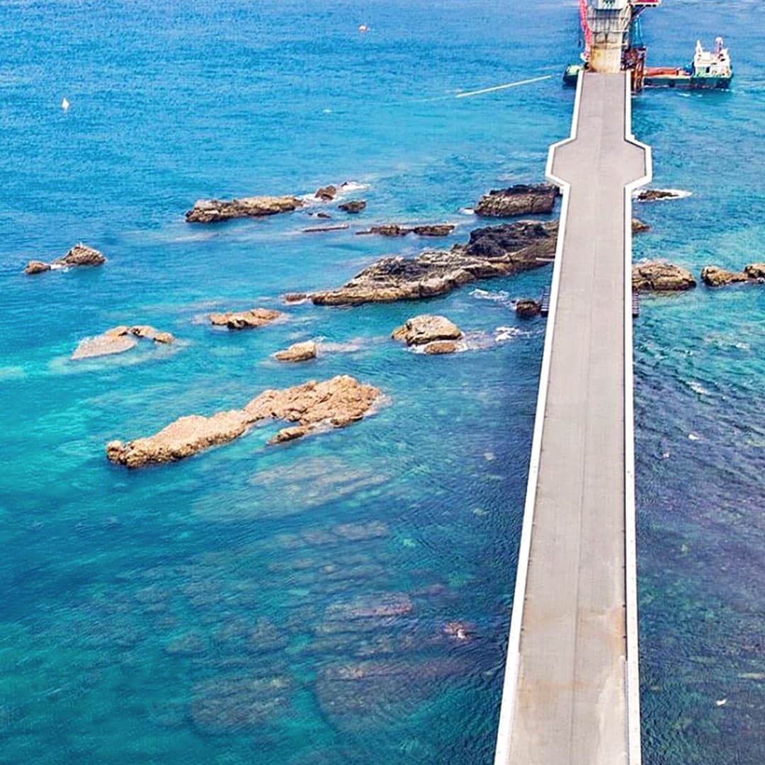 ジェットスター航空さんのインスタグラム写真 - (ジェットスター航空Instagram)「#鹿児島 には離島がたくさん🌴 #甑島 で建設中の #藺牟田瀬戸架橋🌉　完成すれば甑島列島がひとつに繋がります。 ジェットスター「#e旅ブック」第14弾の鹿児島編をお届け中✈️ ・ 鹿児島へは ✈️東京(成田)から片道¥5,790〜 ✈️名古屋(中部)から片道¥3,580〜 ジェットスターなら、成田発の国内線路線数も中部発の路線数もLCC No.1‼️ ・ #ジェットスター　#jetstar_japan　#jetstar #etabibook　#e旅ブック鹿児島編 #鹿児島 #鹿児島県 #kagoshima #かごしま #鹿児島旅行 #鹿児島観光　#鹿児島写真部 #九州 #九州旅行 #九州ぐらむ #日本　#Japan　#旅　#旅行　#LCC　 #ふらっとしま旅 #ジェットスターで甑島 #ジェットスターで鹿児島のしま ・ ------------------------ 📷 by @shimy__island Special thanks⭐️ ------------------------ ・ *運賃はエコノミークラス「Starter」。支払手数料、空港使用料等が別途必要です。受託手荷物の料金は含まれません。諸条件が適用されます。」3月3日 17時00分 - jetstar_japan