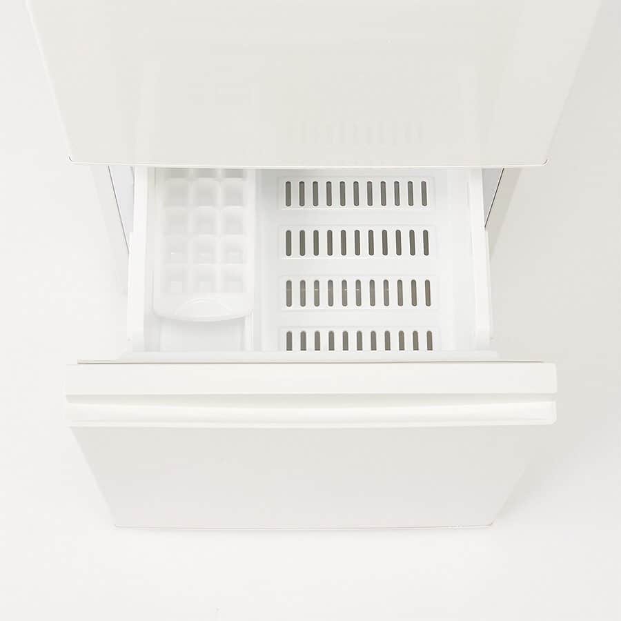 無印良品さんのインスタグラム写真 - (無印良品Instagram)「【新生活2020】電気冷蔵庫・126L - インテリアに溶け込みやすいデザインの電気冷蔵庫。 省エネ性能にすぐれ、運転音約25dBの静音設計です。 - #無印良品 #MUJI #新生活 #新生活の準備 #つながる暮らし #インテリア #インテリア相談 #インテリアアドバイザー #interior #収納相談 #収納相談アドバイザー #家具 #家具選び #家具探し #ひとり暮らし #一人暮らし #ひとり暮らしインテリア #一人暮らしインテリア #一人暮らし部屋 #ひとり暮らし部屋 #冷蔵庫」3月3日 17時00分 - muji_global