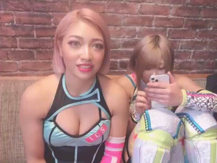 のインスタグラム：「Hana and Konami musical performance. . . #hanakimura #木村花 #konami #stardomwrestling #wwrstardom #tokyocybersquad #tcs #terracehouse #wrestle1 #w1 #oedotai #wrestling #womenswrestling #prowrestling #wwe #roh #njpw #japan #lucha #luchalibre #wrestlingfan」