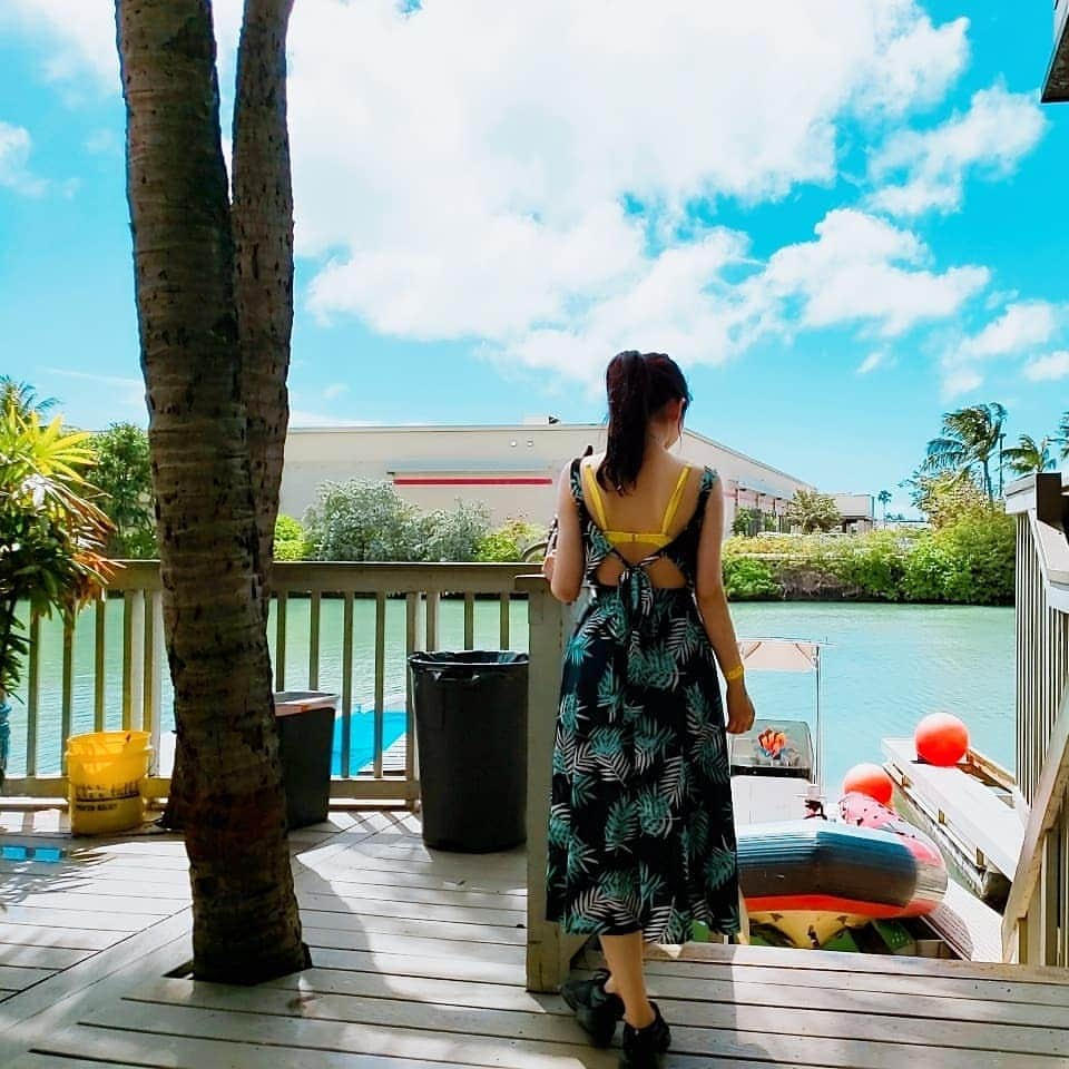 坂本詩緒里さんのインスタグラム写真 - (坂本詩緒里Instagram)「#ハワイ #ハネムーン レポ１日目🌴 #ホノルル空港 着いたら#虹 がお出迎え🌈 なんか良いことありそう🎵 #有名店 #ビルズ の#パンケーキ #おいしぃちゃん ❤️ #はじめての #パラセーリング はめっちゃ怖かったです😂 雨降らなくて良かった✨ 時差ボケと移動疲れでホテル入ったらすぐ寝てしまい時間を無駄にしてしまいました😭 遅い時間になってしまったので夕食は部屋で食べることに🍴 ハワイの #地ビール もおいしかった😋🍴 明日も楽しみだなー🌃  #リゾート #シェラトンホテル #bills  #南国 #新婚旅行 #たのしぃちゃん #オーシャンビュー #海 #マリンスポーツ #旅行 #travel #食べまくり #海外旅行 #ビール  #コナビール #ケーキ #ワイキキ #waikiki #sheratonwaikiki」3月3日 17時02分 - jpba529