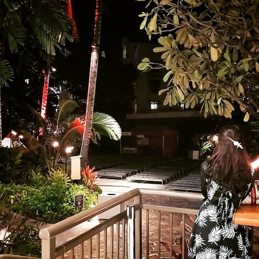 坂本詩緒里さんのインスタグラム写真 - (坂本詩緒里Instagram)「#ハワイ #ハネムーン レポ１日目🌴 #ホノルル空港 着いたら#虹 がお出迎え🌈 なんか良いことありそう🎵 #有名店 #ビルズ の#パンケーキ #おいしぃちゃん ❤️ #はじめての #パラセーリング はめっちゃ怖かったです😂 雨降らなくて良かった✨ 時差ボケと移動疲れでホテル入ったらすぐ寝てしまい時間を無駄にしてしまいました😭 遅い時間になってしまったので夕食は部屋で食べることに🍴 ハワイの #地ビール もおいしかった😋🍴 明日も楽しみだなー🌃  #リゾート #シェラトンホテル #bills  #南国 #新婚旅行 #たのしぃちゃん #オーシャンビュー #海 #マリンスポーツ #旅行 #travel #食べまくり #海外旅行 #ビール  #コナビール #ケーキ #ワイキキ #waikiki #sheratonwaikiki」3月3日 17時02分 - jpba529