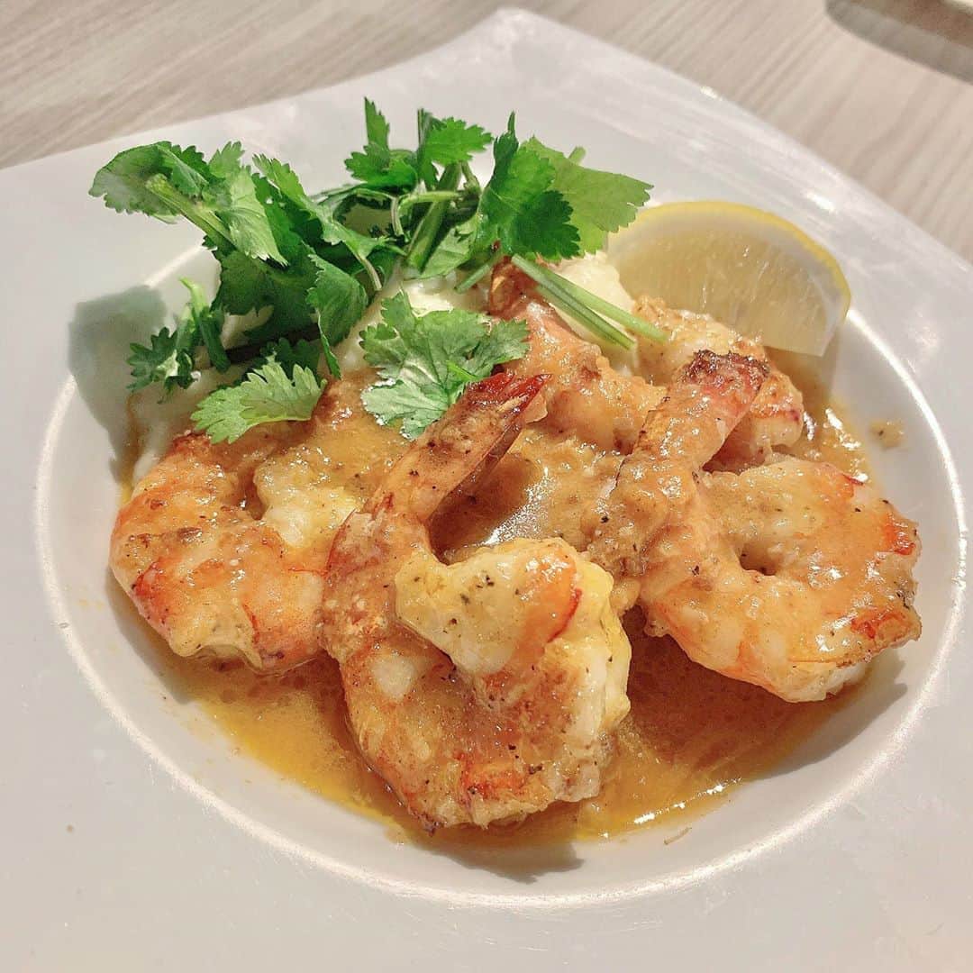 吉川ちかさんのインスタグラム写真 - (吉川ちかInstagram)「こないだみさきちゃんと 池袋にあるシュリンプバンクへ🦐💓 エビの専門店なのだ . 海老大好きだから めちゃくちゃ気になってて 料理すご〜く美味しかった🤣💓 . ガーリックシュリンプはもちろん オマール海老も最高！ 〆の炊き込みご飯も美味しかった😂💓 また行きたい…… .  東京都豊島区池袋4-26-11 ナカモトビル 1F . 営業時間 ［火～木・日・祝］ 18:00～翌2:00（L.O.翌1:00） ［金・土］ 18:00～翌5:00（L.O.翌4:00） . #ガーリックシュリンプ#シュリンプ#海老専門店#海老#オマール海老#池袋#美味しかった」3月3日 17時06分 - yoshikawachika_1116