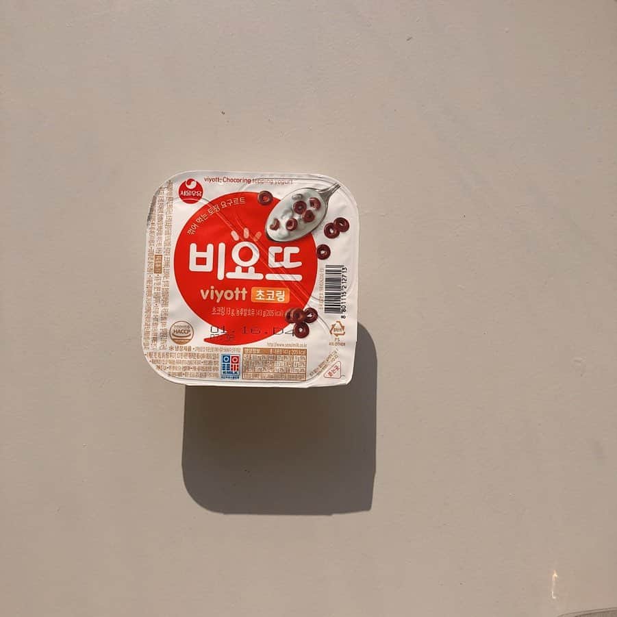 ハルハルさんのインスタグラム写真 - (ハルハルInstagram)「渡韓先のお部屋で食べたい⸜❤︎⸝ #ビヨット のシリアルヨーグルト🥣﻿ ﻿ ﻿ ﻿ あんにょん！﻿ ハルハル編集部のayuです🌷﻿ ﻿ 今日は韓国の定番ヨーグルト𝘃𝗶𝘆𝗼𝘁𝘁(ビヨット)を紹介します🤍﻿ ﻿ ﻿ ﻿ 韓国のコンビニやスーパーなどで買えるビヨット。﻿ ﻿ 甘めのヨーグルトにチョコリングがセットになっています𓂃 𓈒𓏸﻿ ﻿ ﻿ よく渡韓先のベッドの上で撮られた写真を見かけるよね🛋これです！﻿ ﻿ ﻿ ﻿ 味は他にも何種類かあって、チョコやクッキー&クリーム、ドライフルーツやフルーツソースにプレッツェル、フルーツリングなどなど…﻿ ﻿ どれもヨーグルトによく合ってとっても美味しいと大人気なんです🌿﻿ ﻿ ﻿ スナック菓子などに比べて、日本にある韓国スーパーなどで取り扱いが少ないので、ぜひ渡韓したら食べるべし！﻿ ﻿ 一度食べたら病みつきになりますよ〜💕﻿ ﻿ ﻿ ﻿ ﻿ -----------------﻿ ‌﻿ 今回の可愛いお写真は、﻿ 以下の方からお借りしています♡﻿ ‌﻿ Thanks for…﻿ ‌﻿ ﻿ @kana_156 様﻿ @__ors06 様﻿ @ricababy_526 様﻿ ﻿ ﻿ ‌﻿ #ハルスタ や #ハルハル をタグ付けしていただくと、﻿ ハルハルの記事やInstagramに投稿させていただく場合がございます﻿ ‌﻿ #하루스타 #하루하루 를 태그 하시면﻿ 하루하루의 기사와 인스타그램에서 사용할 가능성이 있습니다﻿ ‌﻿ -----------------﻿ ‌﻿ ‌﻿ ‌﻿ ‌﻿ ‌﻿ ‌﻿ ‌﻿ #韓国 #韓国好きな人と繋がりたい #韓国ヨーグルト  #ヨーグルト #韓国ホテル #viyott #韓国コンビニ #韓国お菓子 #韓国女子 #お菓子 #韓国旅行 #渡韓 #おやつ #비요뜨 #요구르트 #간식」3月3日 17時23分 - haruharu_furyu