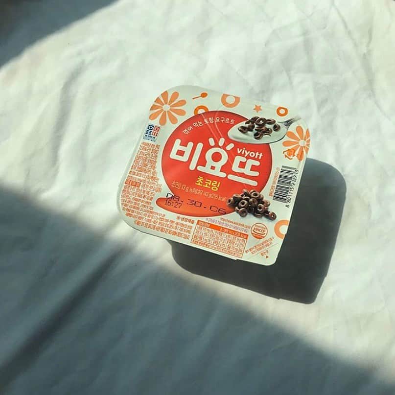 ハルハルさんのインスタグラム写真 - (ハルハルInstagram)「渡韓先のお部屋で食べたい⸜❤︎⸝ #ビヨット のシリアルヨーグルト🥣﻿ ﻿ ﻿ ﻿ あんにょん！﻿ ハルハル編集部のayuです🌷﻿ ﻿ 今日は韓国の定番ヨーグルト𝘃𝗶𝘆𝗼𝘁𝘁(ビヨット)を紹介します🤍﻿ ﻿ ﻿ ﻿ 韓国のコンビニやスーパーなどで買えるビヨット。﻿ ﻿ 甘めのヨーグルトにチョコリングがセットになっています𓂃 𓈒𓏸﻿ ﻿ ﻿ よく渡韓先のベッドの上で撮られた写真を見かけるよね🛋これです！﻿ ﻿ ﻿ ﻿ 味は他にも何種類かあって、チョコやクッキー&クリーム、ドライフルーツやフルーツソースにプレッツェル、フルーツリングなどなど…﻿ ﻿ どれもヨーグルトによく合ってとっても美味しいと大人気なんです🌿﻿ ﻿ ﻿ スナック菓子などに比べて、日本にある韓国スーパーなどで取り扱いが少ないので、ぜひ渡韓したら食べるべし！﻿ ﻿ 一度食べたら病みつきになりますよ〜💕﻿ ﻿ ﻿ ﻿ ﻿ -----------------﻿ ‌﻿ 今回の可愛いお写真は、﻿ 以下の方からお借りしています♡﻿ ‌﻿ Thanks for…﻿ ‌﻿ ﻿ @kana_156 様﻿ @__ors06 様﻿ @ricababy_526 様﻿ ﻿ ﻿ ‌﻿ #ハルスタ や #ハルハル をタグ付けしていただくと、﻿ ハルハルの記事やInstagramに投稿させていただく場合がございます﻿ ‌﻿ #하루스타 #하루하루 를 태그 하시면﻿ 하루하루의 기사와 인스타그램에서 사용할 가능성이 있습니다﻿ ‌﻿ -----------------﻿ ‌﻿ ‌﻿ ‌﻿ ‌﻿ ‌﻿ ‌﻿ ‌﻿ #韓国 #韓国好きな人と繋がりたい #韓国ヨーグルト  #ヨーグルト #韓国ホテル #viyott #韓国コンビニ #韓国お菓子 #韓国女子 #お菓子 #韓国旅行 #渡韓 #おやつ #비요뜨 #요구르트 #간식」3月3日 17時23分 - haruharu_furyu