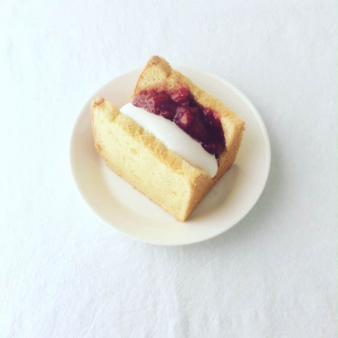 なかしましほ（foodmood）さんのインスタグラム写真 - (なかしましほ（foodmood）Instagram)「いちごのシフォンサンド、桜のシフォンはじまりました🍓」3月3日 17時15分 - foodmoodshop