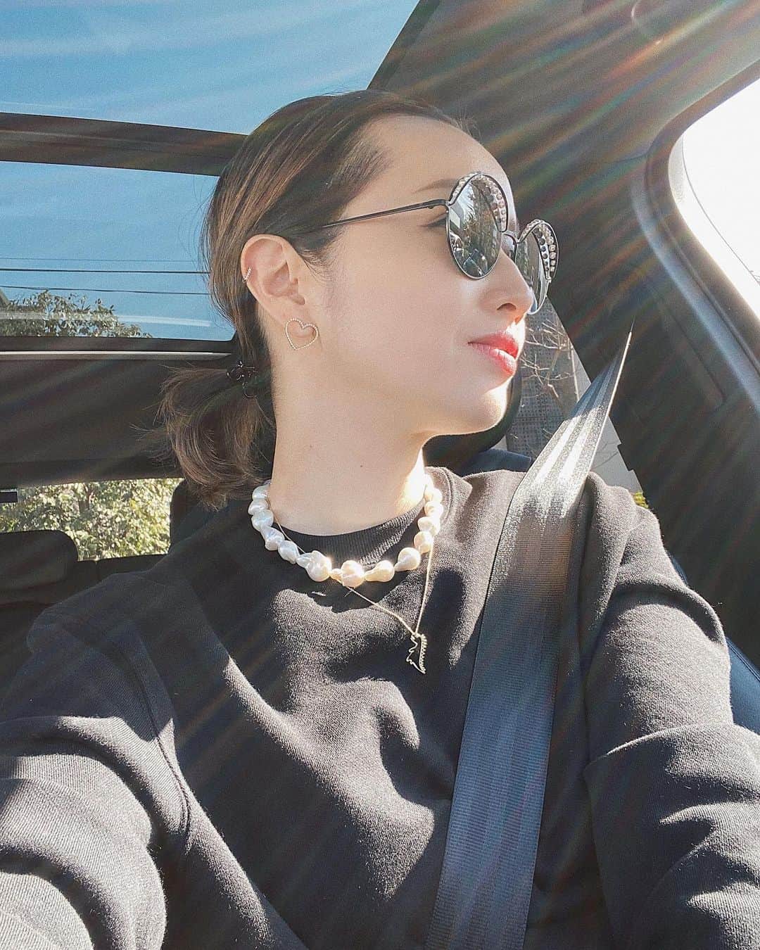 のインスタグラム：「今日は暖かったですね☀️ 車の中は日射しがじりじりでした🐼　#tokyo #tuesday #aliita #maayapearls #bijoudem #akiweng」