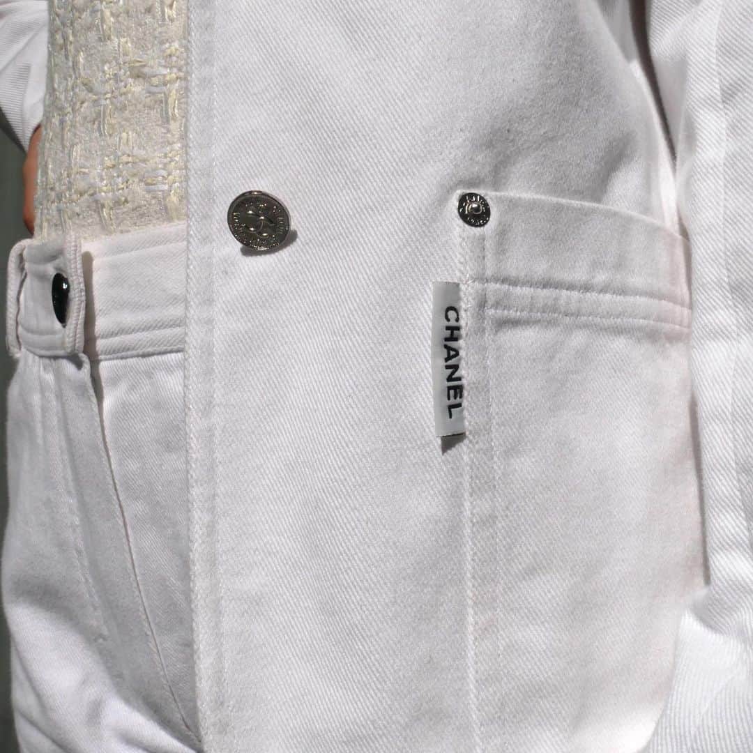 Vintage Brand Boutique AMOREさんのインスタグラム写真 - (Vintage Brand Boutique AMOREInstagram)「Vintage Chanel cotton denim jacket. Size 38.▶︎Free Shipping Worldwide✈️ ≫≫≫ DM for more information 📩 info@amorevintagetokyo.com #AMOREvintage #AMORETOKYO #tokyo #Omotesando #Aoyama #harajuku #vintage #vintageshop #ヴィンテージ #ヴィンテージショップ #アモーレ #アモーレトーキョー #表参道 #青山 #原宿#東京 #chanel #chanelvintage #vintagechanel #ヴィンテージ #シャネル #ヴィンテージシャネル #シャネルヴィンテージ #amorewardrobe #アモーレワードローブ」3月3日 17時19分 - amore_tokyo