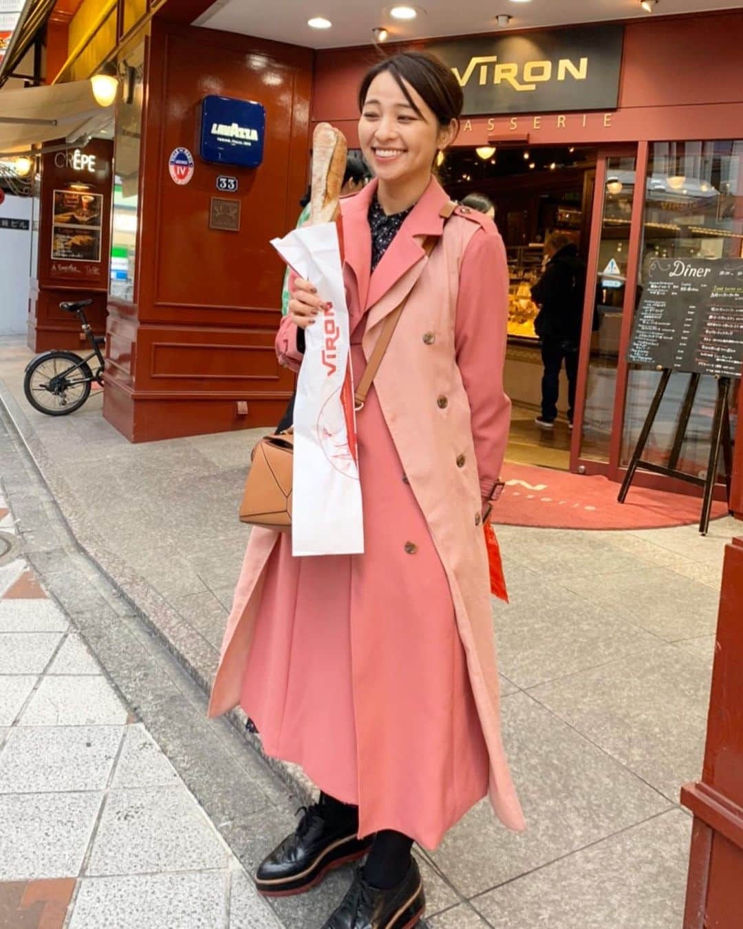 水崎綾女さんのインスタグラム写真 - (水崎綾女Instagram)「#渋谷なのにパリみたいにフランスパン持っててカッコイイ　 #お店の照明がちょーどピアスしてるみたいでカッコイイ #後ろ姿めっちゃ急いでる人みたいでカッコいい #エハラさんの真似したけどカッコイイ全然思いつかなくてカッコイイ #とりあえずカッコイイって言いたいだけなのカッコイイ  @eharamasahiro さんの投稿のパクり。 かっこいい思いつかない…」3月3日 17時20分 - misakiayame