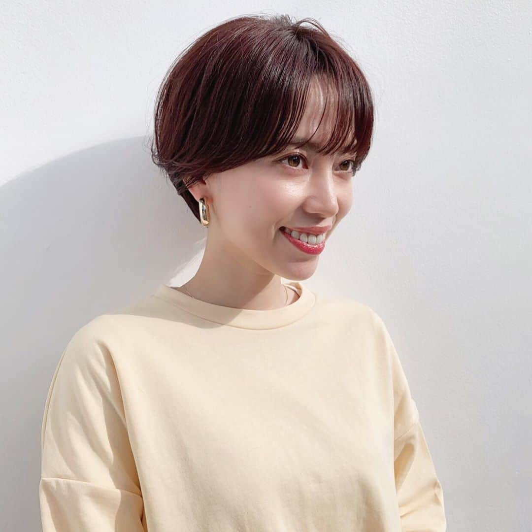 佐藤優里亜さんのインスタグラム写真 - (佐藤優里亜Instagram)「sena cut ✂︎ @iam______sena ・ warm color🍒 ・ 寒色系のヘアカラーが多かったので思い切って赤を入れてみました！ 暖色系のオーダーが多いというsenaさんにお任せ。柔らかいベージュブラウンをベースに赤とかピンクとか紫とか色々入っているそうです✨ ・ 髪がツヤツヤ、肌が白く見える気がする...!! 冬はもちろんだけどこれからの季節にもいいなぁ🌸 ・ #ショートカット #ショートヘア #warmhair #ショートボブ #shorthair #shorthairstyle #shortbob」3月3日 17時31分 - yuriang_