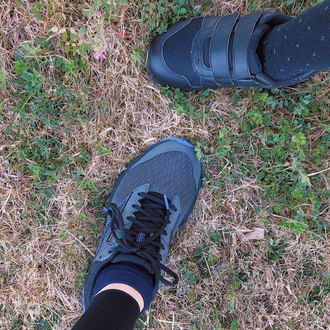 土屋香織さんのインスタグラム写真 - (土屋香織Instagram)「⚽️. 3km run & soccer 𖤐𖤐𖤐 ママと一緒に走りたーい！ いつ走れるのー？ と言ってた次女と やっと一緒に走りに行けました👧🏻 平日の昼に一緒に外遊び。 休校ならではの過ごし方♪途中から長女も合流♪ . 次女の靴は #ランキッズ  私はトレイル用に買った #ウェーブライダーGTX をおろしてみました。 #ウエーブライダーGTX は👟 #ゴアテックス で雨の日も水が染みてこないらしい☔️ . 私の特技リフティング⸜(๑⃙⃘'ᵕ'๑⃙⃘)⸝⋆︎* 子供の頃は100回位できたの。 久しぶりにやったら32回が限界笑 （↑アシスタント次女が携帯倒した🤣...の載せるつもりが載せ忘れた😂 次女声出さずに👧🏻👉🏻👉🏻👉🏻👈🏻🤚🏻🤚🏻🤚🏻👍🏻👍🏻👍🏻って毎回画面見ながらバミり合図してくれるのが面白くて🤣） . もうちょっと走るつもりが なんかサッカーしてただけなのに みぞおちの右から右脇腹上の方が鈍くかなり痛くなってきて😰歩くのも精一杯💦 帰ってからゆったりした服に着替えて横になってたら治ったんだけど... 今はコロナもらいそうで怖くて病院も行けないし様子見だなぁ。 なんか数年前もこの痛み経験したことあるんだよね。（←ほっといたら治った） 場所的に胆嚢？石でもあるのかな？肝臓？ なんだろね🤔 . とくしまマラソンも中止。 名古屋ウィメンズマラソンは オンラインで分割可（！）ってことで。 体調みながら分割でちょっとずつ走ることにします🏃‍♀️ 初フルは秋にとっておこうかなと🍁 . 学童も習い事も全部お休みにしました。 娘たち出かけられないのに 私が出かける訳にはいかないので 習い事もジムもしばらくお休みにしました。 楽しみにしてた🎾飲みもキャンセル😭 早く平和な日常に戻れますように🙏🏻 . . . あ、#vo2max この間50になってました。 そろそろ新しいカートリッジ欲しいです...🥺 #リセラ公式アンバサダー @sportsperformance_recera . . . . #名古屋ウィメンズマラソン2020 #名古屋ウィメンズマラソン #とくしまマラソン #箱根ランフェス #igランガールズ #ランガール #instarunners #ランニング女子 #ハシリマスタグラム #ハシリマシタグラム #マラソン女子 #ig千葉ランナーズ #ランニングママ #ぜんぶカラダなんだ #garmin #ガーミン #トレラン #cwx #mizuno #ミズノランニング #スニーカー好きな人と繋がりたい #vic_season #サッカー #リフティング」3月3日 17時39分 - kaorintsuchiya