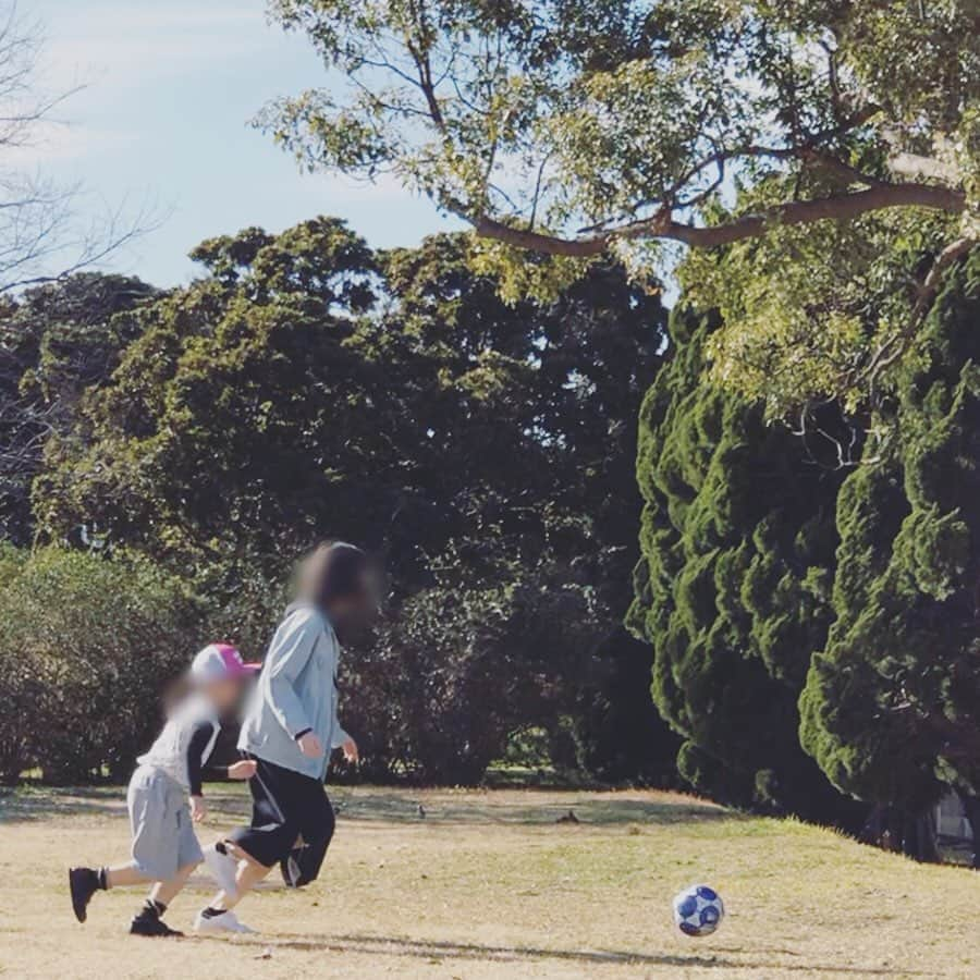 土屋香織さんのインスタグラム写真 - (土屋香織Instagram)「⚽️. 3km run & soccer 𖤐𖤐𖤐 ママと一緒に走りたーい！ いつ走れるのー？ と言ってた次女と やっと一緒に走りに行けました👧🏻 平日の昼に一緒に外遊び。 休校ならではの過ごし方♪途中から長女も合流♪ . 次女の靴は #ランキッズ  私はトレイル用に買った #ウェーブライダーGTX をおろしてみました。 #ウエーブライダーGTX は👟 #ゴアテックス で雨の日も水が染みてこないらしい☔️ . 私の特技リフティング⸜(๑⃙⃘'ᵕ'๑⃙⃘)⸝⋆︎* 子供の頃は100回位できたの。 久しぶりにやったら32回が限界笑 （↑アシスタント次女が携帯倒した🤣...の載せるつもりが載せ忘れた😂 次女声出さずに👧🏻👉🏻👉🏻👉🏻👈🏻🤚🏻🤚🏻🤚🏻👍🏻👍🏻👍🏻って毎回画面見ながらバミり合図してくれるのが面白くて🤣） . もうちょっと走るつもりが なんかサッカーしてただけなのに みぞおちの右から右脇腹上の方が鈍くかなり痛くなってきて😰歩くのも精一杯💦 帰ってからゆったりした服に着替えて横になってたら治ったんだけど... 今はコロナもらいそうで怖くて病院も行けないし様子見だなぁ。 なんか数年前もこの痛み経験したことあるんだよね。（←ほっといたら治った） 場所的に胆嚢？石でもあるのかな？肝臓？ なんだろね🤔 . とくしまマラソンも中止。 名古屋ウィメンズマラソンは オンラインで分割可（！）ってことで。 体調みながら分割でちょっとずつ走ることにします🏃‍♀️ 初フルは秋にとっておこうかなと🍁 . 学童も習い事も全部お休みにしました。 娘たち出かけられないのに 私が出かける訳にはいかないので 習い事もジムもしばらくお休みにしました。 楽しみにしてた🎾飲みもキャンセル😭 早く平和な日常に戻れますように🙏🏻 . . . あ、#vo2max この間50になってました。 そろそろ新しいカートリッジ欲しいです...🥺 #リセラ公式アンバサダー @sportsperformance_recera . . . . #名古屋ウィメンズマラソン2020 #名古屋ウィメンズマラソン #とくしまマラソン #箱根ランフェス #igランガールズ #ランガール #instarunners #ランニング女子 #ハシリマスタグラム #ハシリマシタグラム #マラソン女子 #ig千葉ランナーズ #ランニングママ #ぜんぶカラダなんだ #garmin #ガーミン #トレラン #cwx #mizuno #ミズノランニング #スニーカー好きな人と繋がりたい #vic_season #サッカー #リフティング」3月3日 17時39分 - kaorintsuchiya