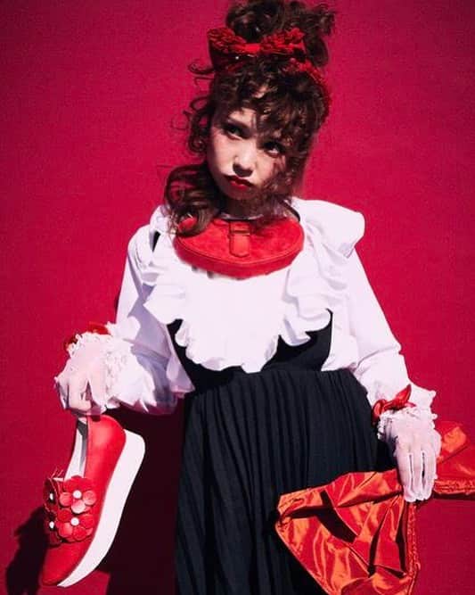 柏木作夢さんのインスタグラム写真 - (柏木作夢Instagram)「My styling works🐰 「LARME magazine」  日本はみんなを守ろうとして提案してるんだから、頭ごなしに「なんでもかんでも」国のせいにするのはちょっと違うと思うぞ🤏  #mywork#fashion#styling#red#larme#magazine#girlsfashion#tbt#fff#mood#fashionphotography#tokyo#style#monotone#girly#fashionworks#l4l#f4f#photooftheday#frill#shoes#bag#blouse#ootd#outfit#wearing#ig_japan#igdaily#memories#mystyle」3月3日 17時39分 - samukashiwagi